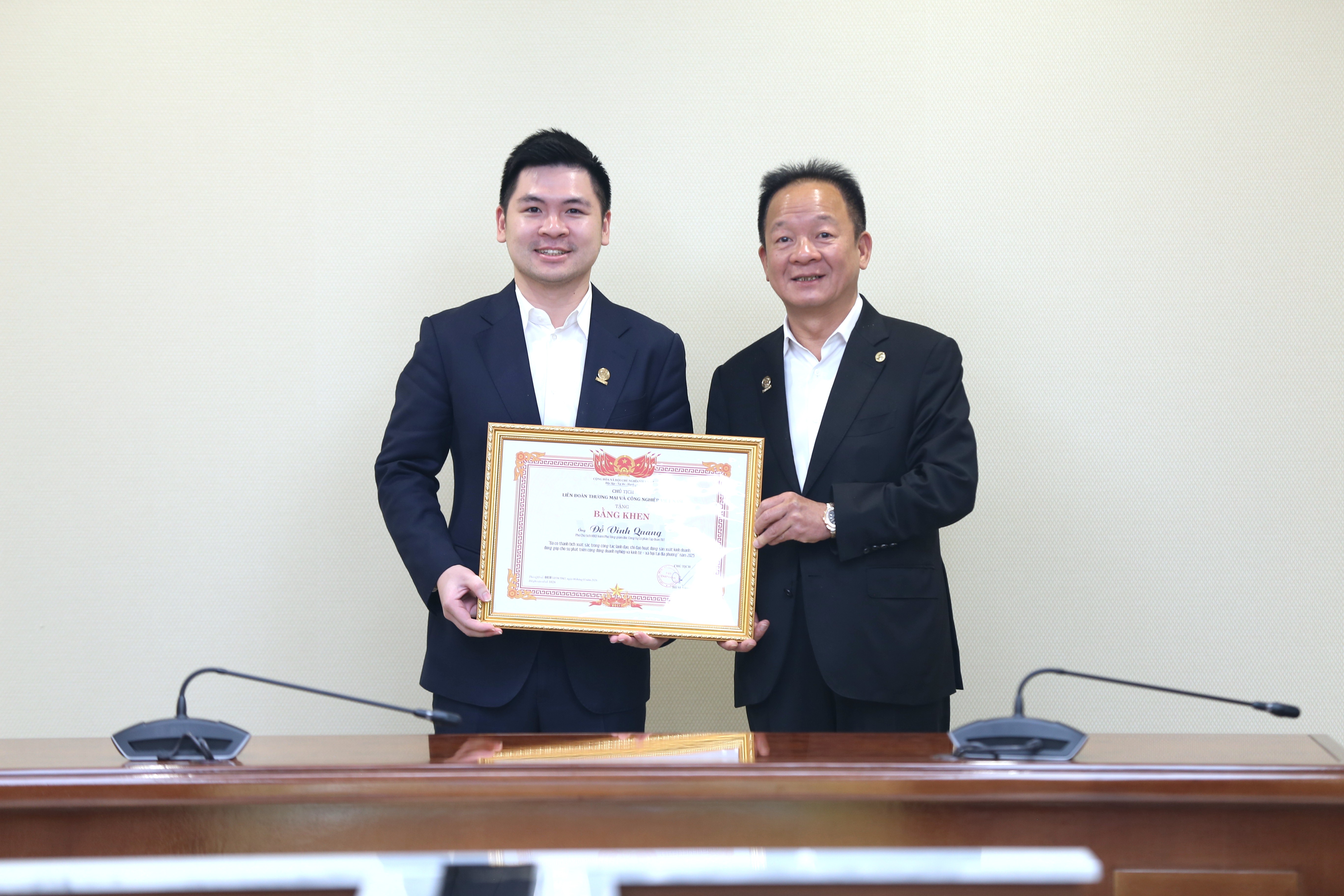 Ph&oacute; Chủ tịch HĐQT Tập đo&agrave;n T&T Group Đỗ Vinh Quang đ&oacute;n nhận Bằng khen của VCCI. &nbsp;
