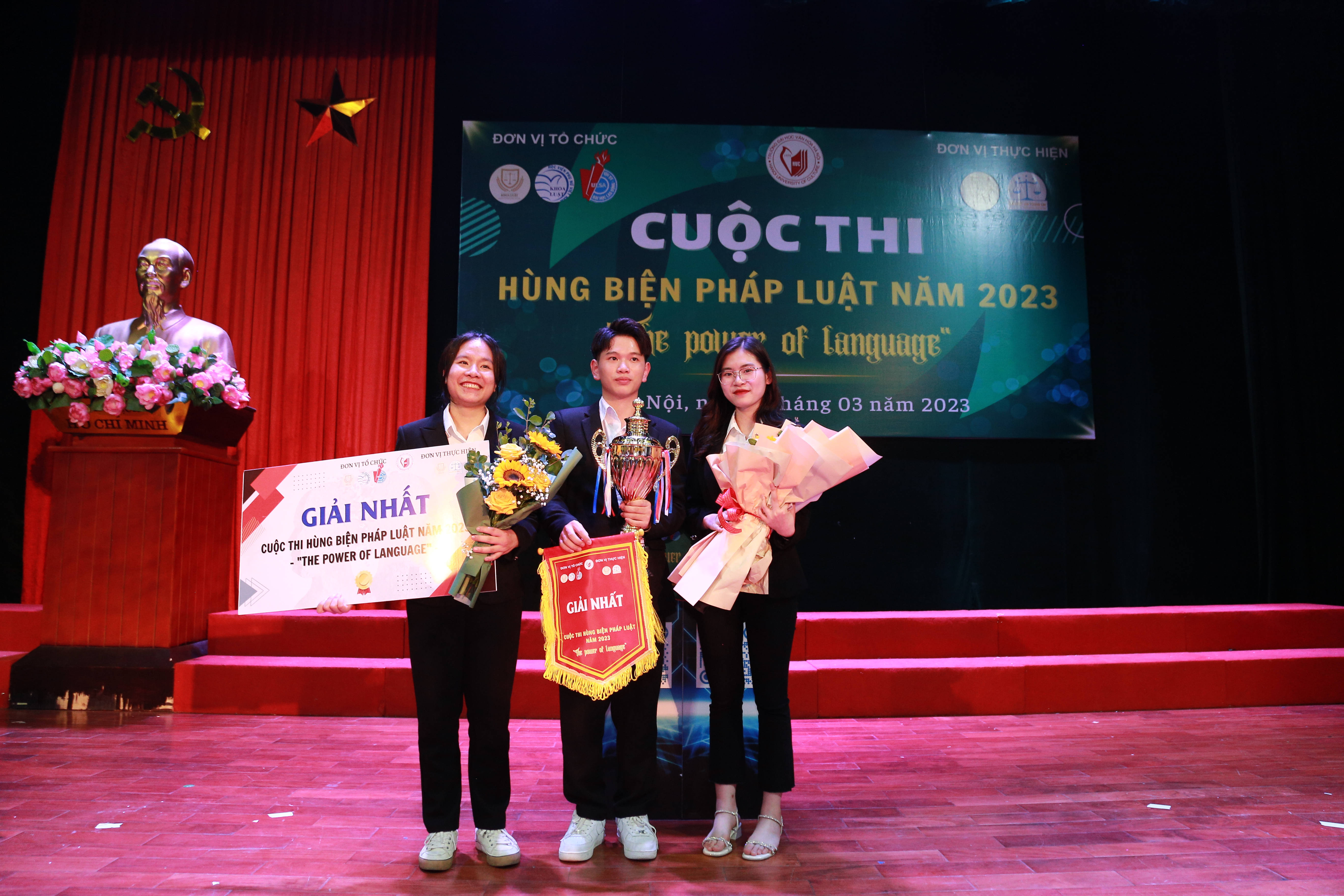 Đội Burning Luật 7 của trường Đại học Văn h&oacute;a H&agrave; Nội xuất sắc đoạt chiếc c&uacute;p danh gi&aacute; của chương tr&igrave;nh