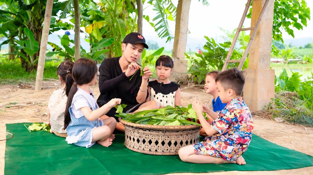 Bố ơi mình đi đâu thế? 2025 - Tập 12: Picnic ruộng đồng cực chill, Neko Lê và con gái phối hợp 'out trình' giành chiến thắng trong trò chơi đồng đội - Ảnh 1
