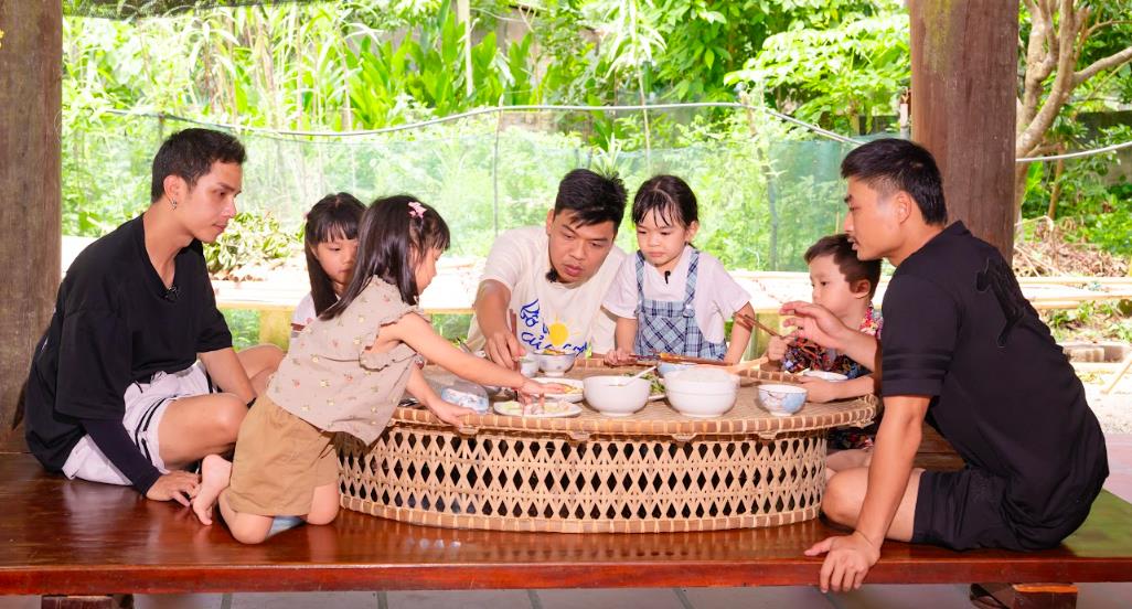 Bố ơi mình đi đâu thế? 2025 - Tập 12: Picnic ruộng đồng cực chill, Neko Lê và con gái phối hợp 'out trình' giành chiến thắng trong trò chơi đồng đội - Ảnh 2