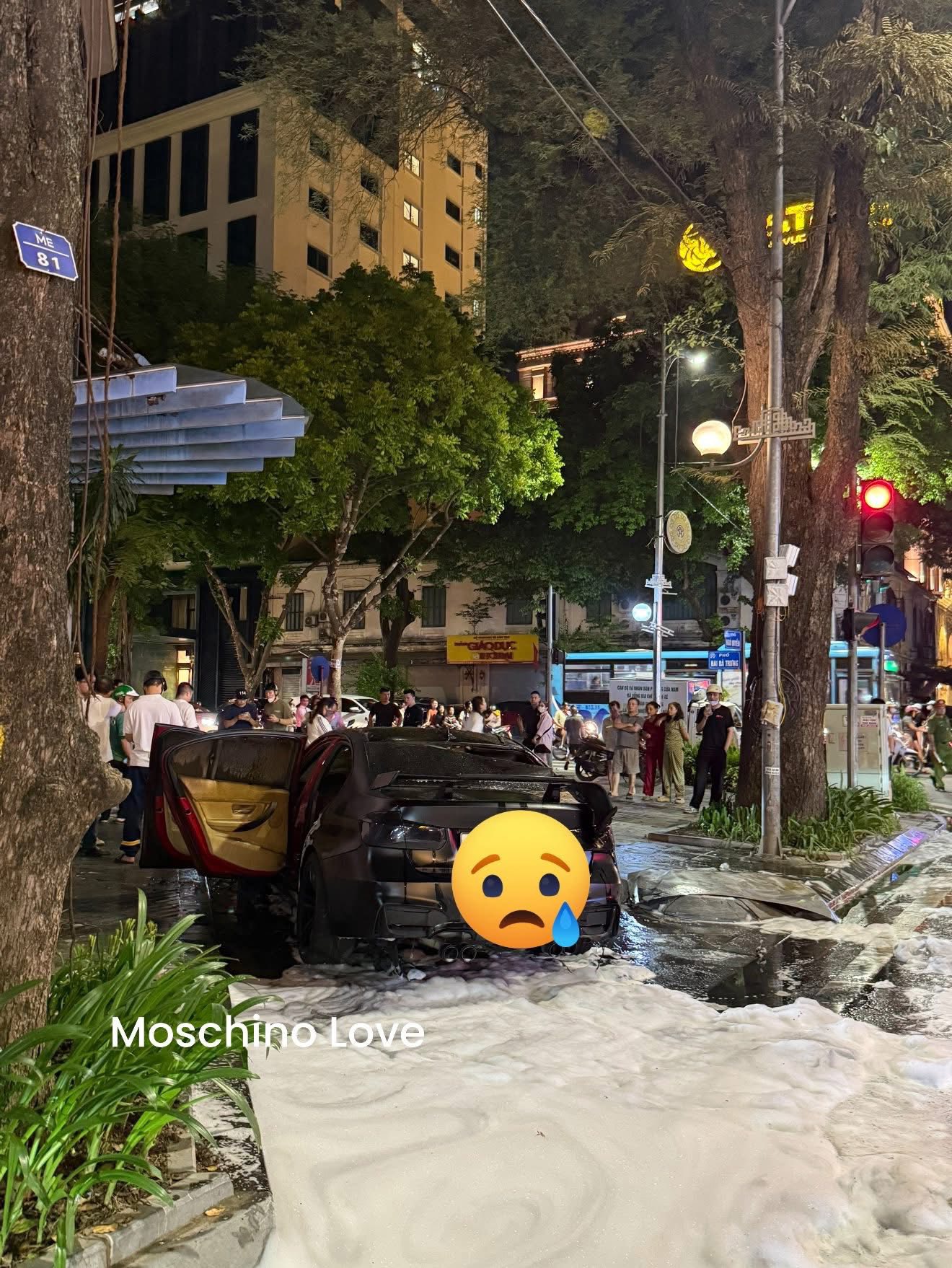Ô tô xăng bốc cháy giữa ngã tư ở Hà Nội  - Ảnh 2