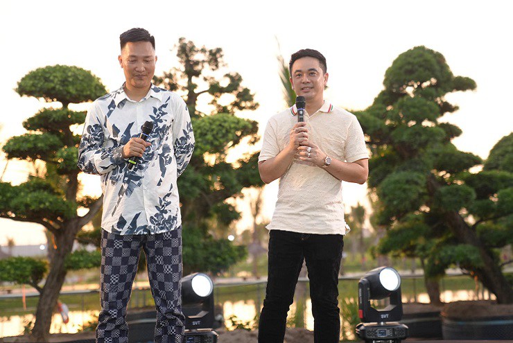 Huấn Hoa Hồng và ông Đặng Hoàng Anh Chiến tại buổi khai trương vườn tùng Chiến Huấn JP hồi tháng 5/2024. Ảnh: TL Huấn Hoa Hồng và ông Đặng Hoàng Anh Chiến tại buổi khai trương vườn tùng Chiến Huấn JP hồi tháng 5/2024. Ảnh: TL