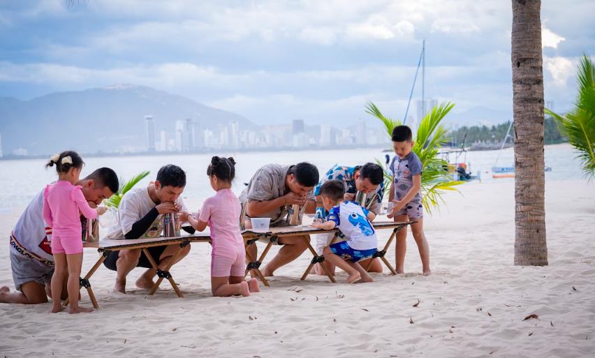 Các cặp bố con chơi đùa, 'bung xoã' trên bãi biển.