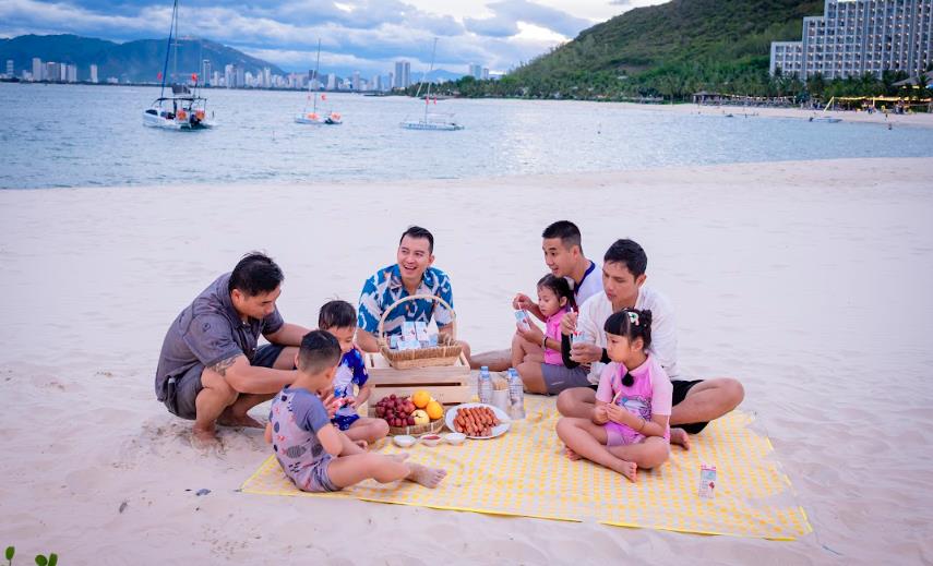 Cặp bố con quây quần bên bữa picnic giản dị ngay trên bờ cát