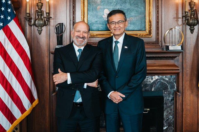 Bộ trưởng Thương mại Howard Lutnick và CEO Intel Lip-Bu Tan. 