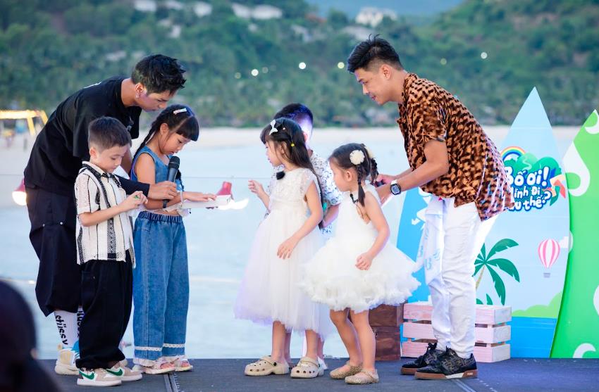 Bạn Audi - con gái Neko Lê tặng quà handmade cho các bạn trước khi chia tay.