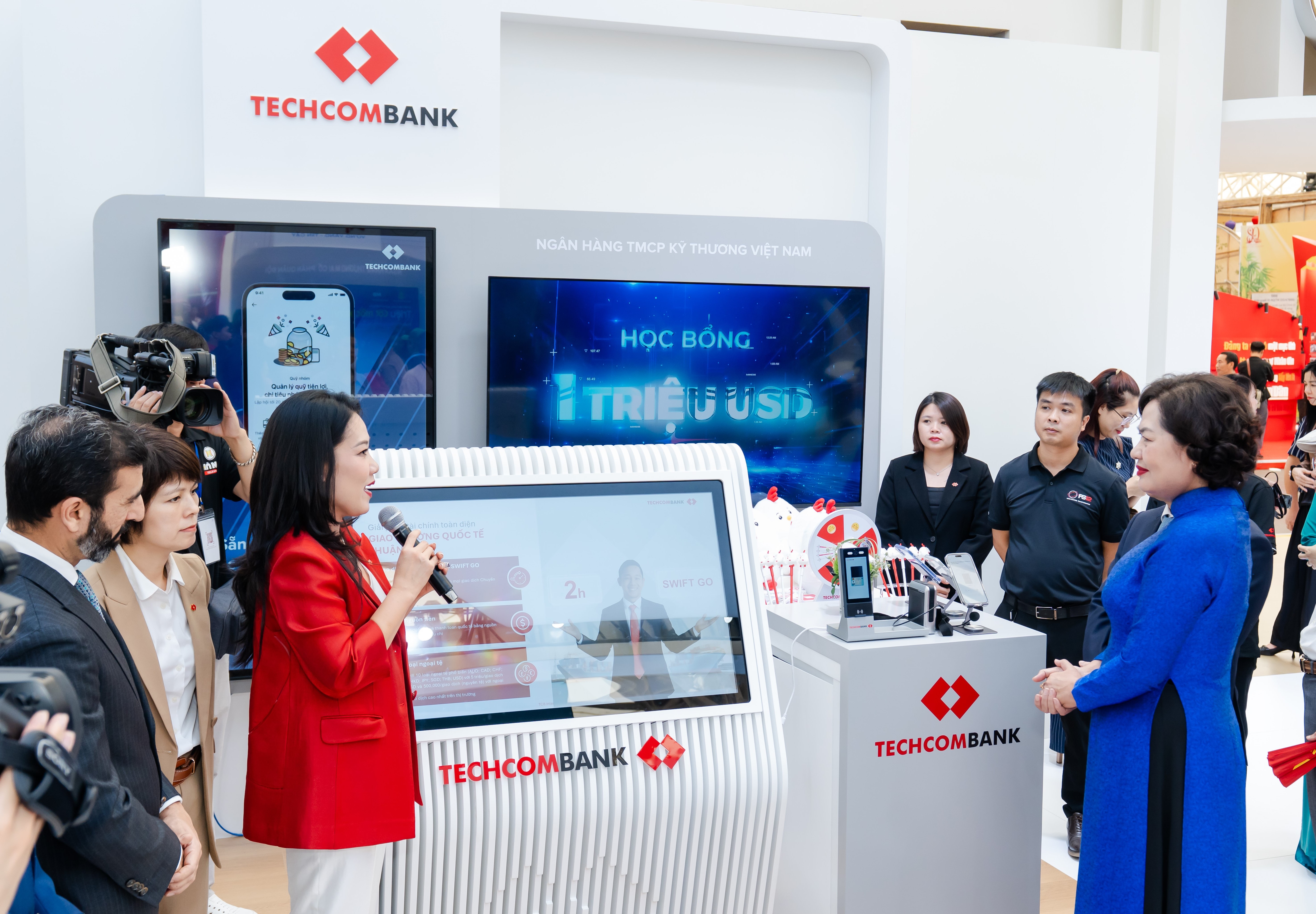 Gian trưng b&agrave;y của Techcombank.