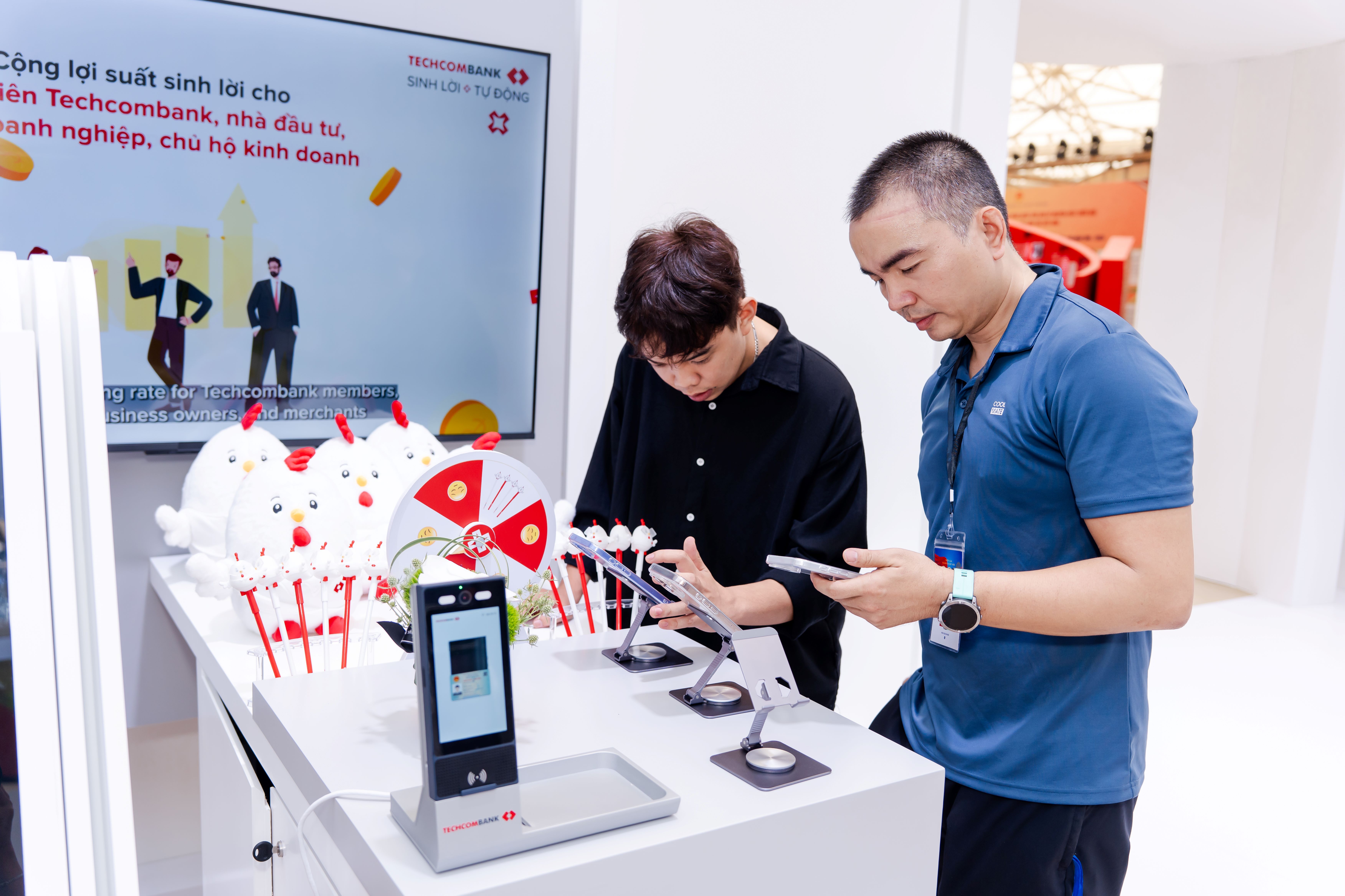 Kh&aacute;ch tham dự&nbsp;trải nghiệm gian trưng b&agrave;y của Techcombank.