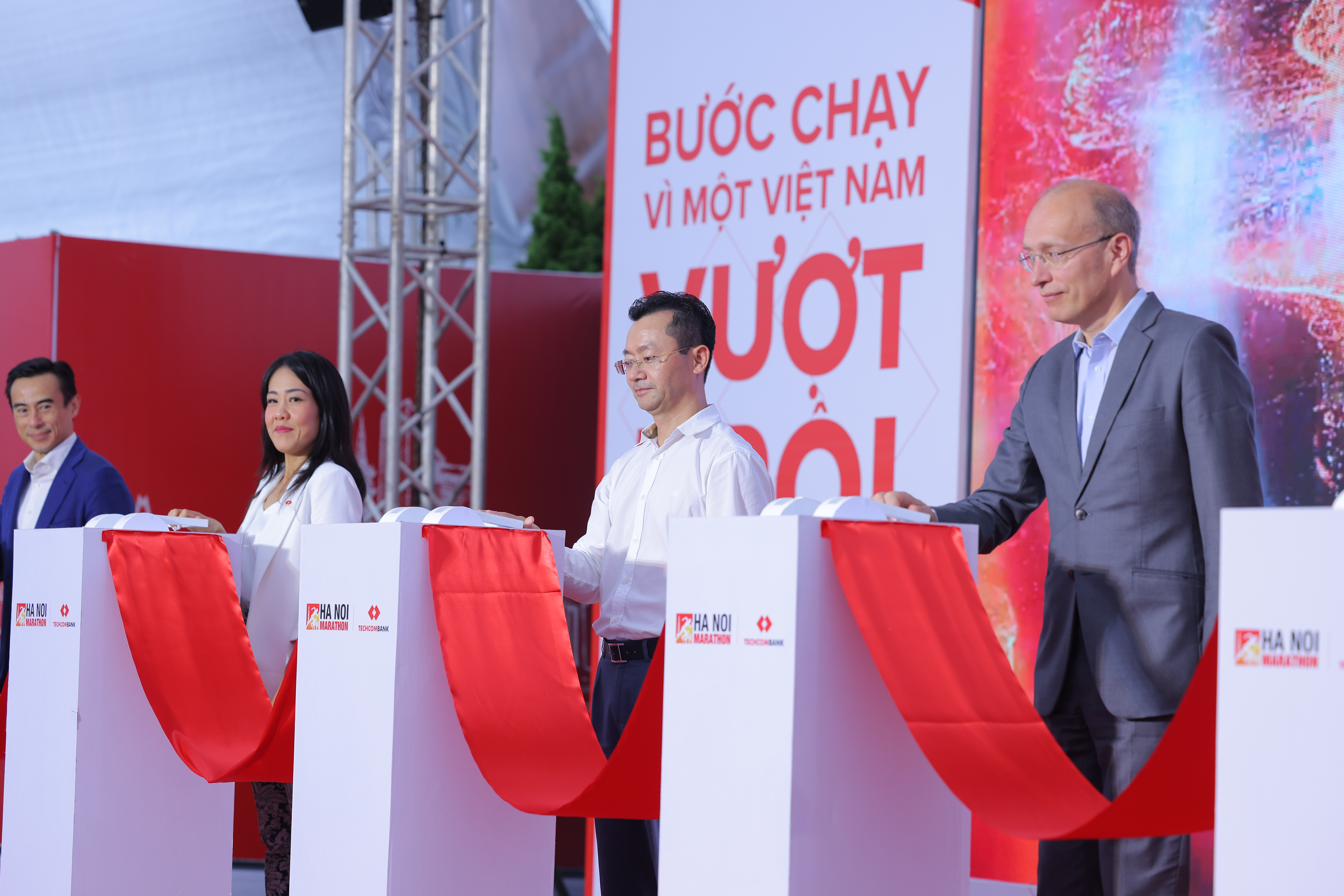 Khai mạc H&#224; Nội Marathon Techcombank 2023: &quot;Bước chạy v&#236; một Việt Nam vượt trội&quot;, mang tinh thần đo&#224;n kết, sẻ chia v&#224; tr&#225;ch nhiệm cộng đồng - Ảnh 1