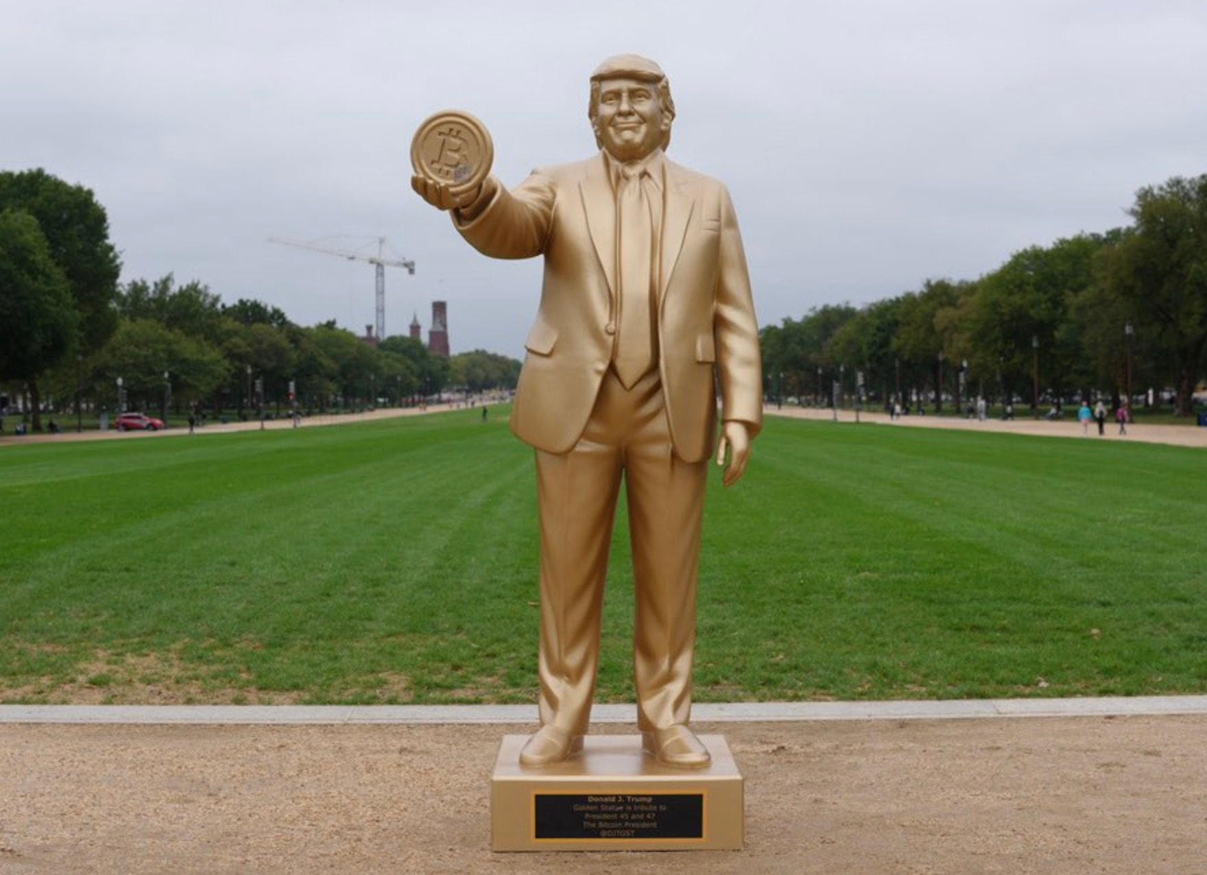 Bất ngờ xuất hiện tượng vàng ông Donald Trump cầm Bitcoin trước toà nhà Quốc hội Mỹ - Ảnh 1