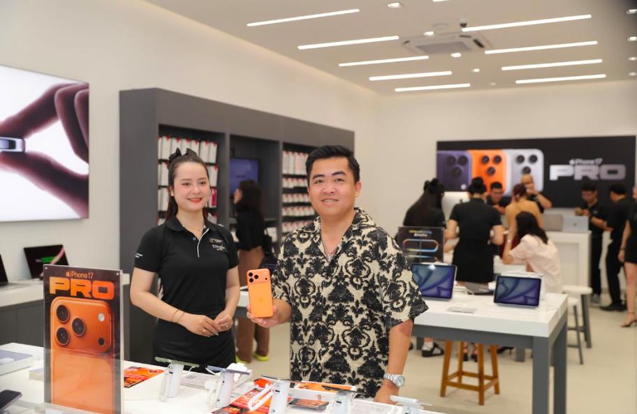 Khách hàng nhận iPhone mới trong sự kiện mở bán tại F.Studio by FPT 121 Lê Lợi (TP.HCM)  