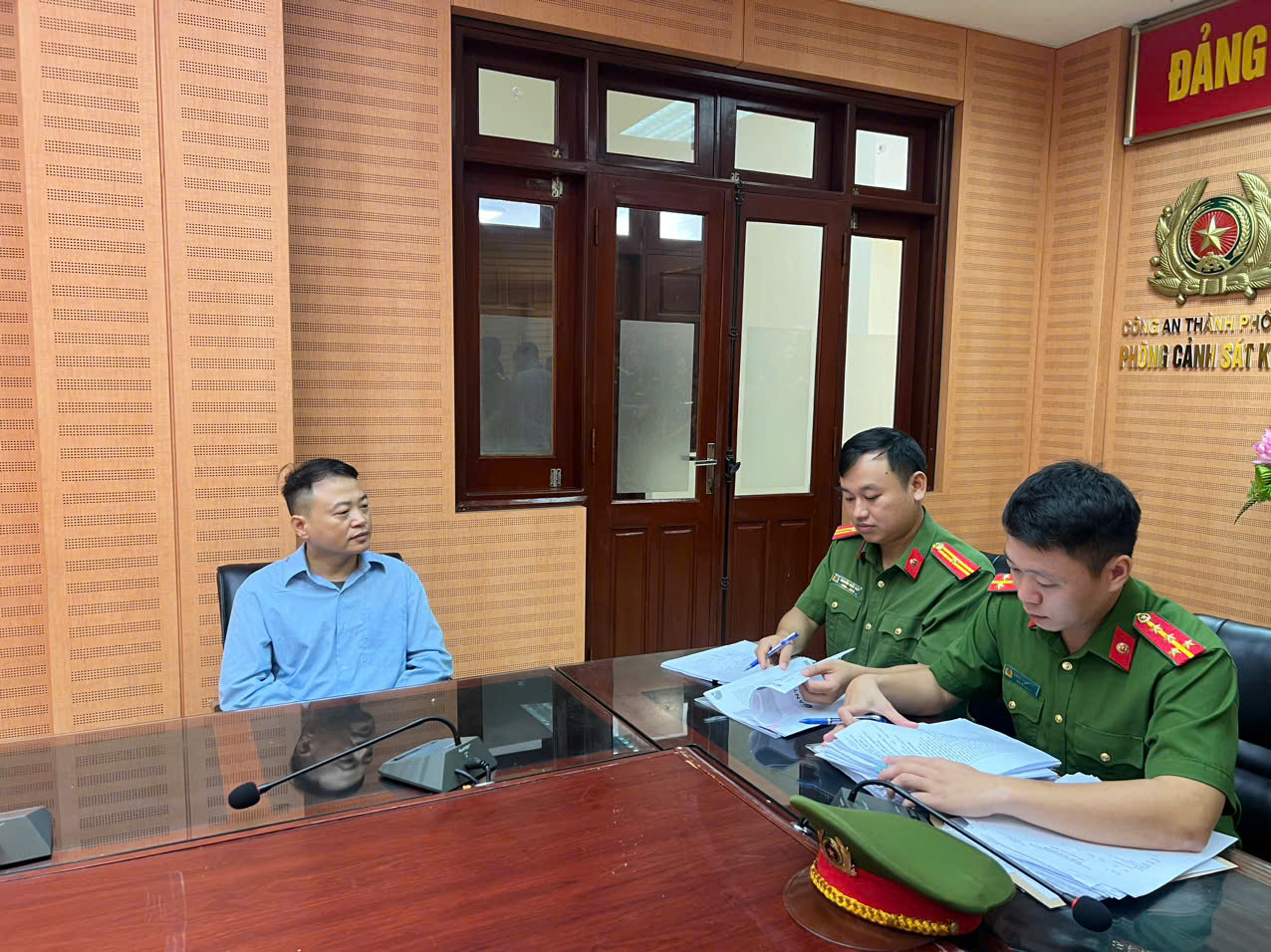 Cơ quan công an làm việc với đối tượng Nguyễn Hòa Bình. (Ảnh: Cổng TTĐT Công an TP Hà Nội). Cơ quan công an làm việc với đối tượng Nguyễn Hòa Bình. (Ảnh: Cổng TTĐT Công an TP Hà Nội).