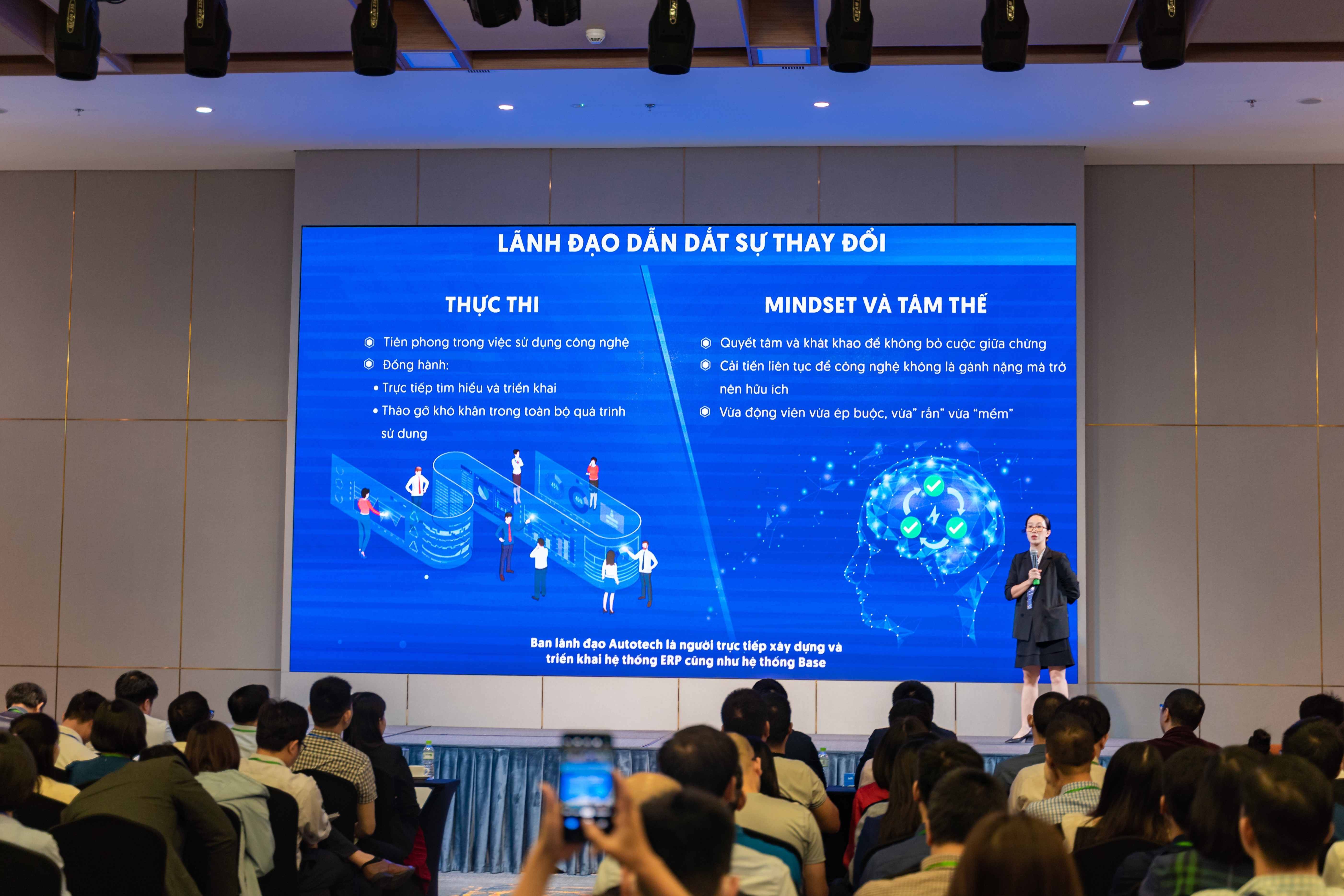 Diễn giả Phạm Thị Hương: &ldquo;L&atilde;nh đạo phải trực tiếp dẫn dắt triển khai v&agrave; ti&ecirc;n phong sử dụng c&ocirc;ng nghệ, cần c&oacute; ch&iacute;nh s&aacute;ch vừa &lsquo;rắn&rsquo;, vừa &lsquo;mềm&rsquo; để nh&acirc;n vi&ecirc;n cảm nhận gi&aacute; trị thực sự của việc số h&oacute;a