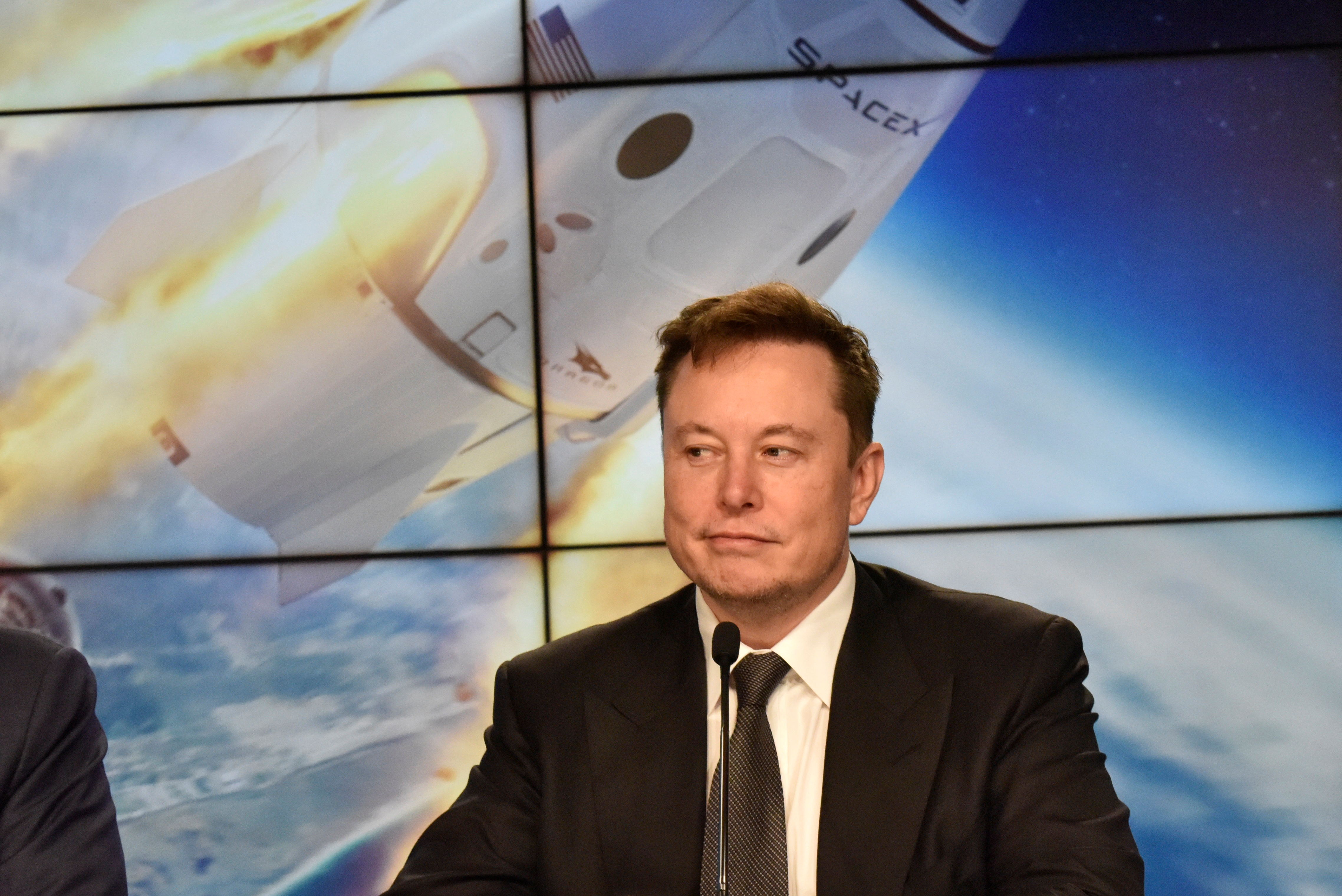 Elon Musk đang điều h&agrave;nh nhiều c&ocirc;ng ty, tập đo&agrave;n lớn; trong đ&oacute; c&oacute; 2 c&ocirc;ng ty m&agrave; vốn h&oacute;a thị trường tới hơn 100 tỷ USD.