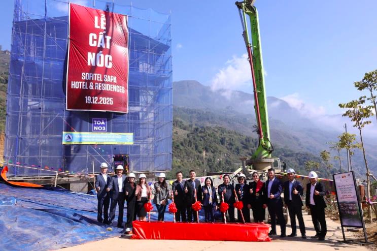 &nbsp;Nghi thức x&uacute;c b&ecirc; t&ocirc;ng tại Lễ cất n&oacute;c dự &aacute;n Sofitel Sapa Hotel & Residences