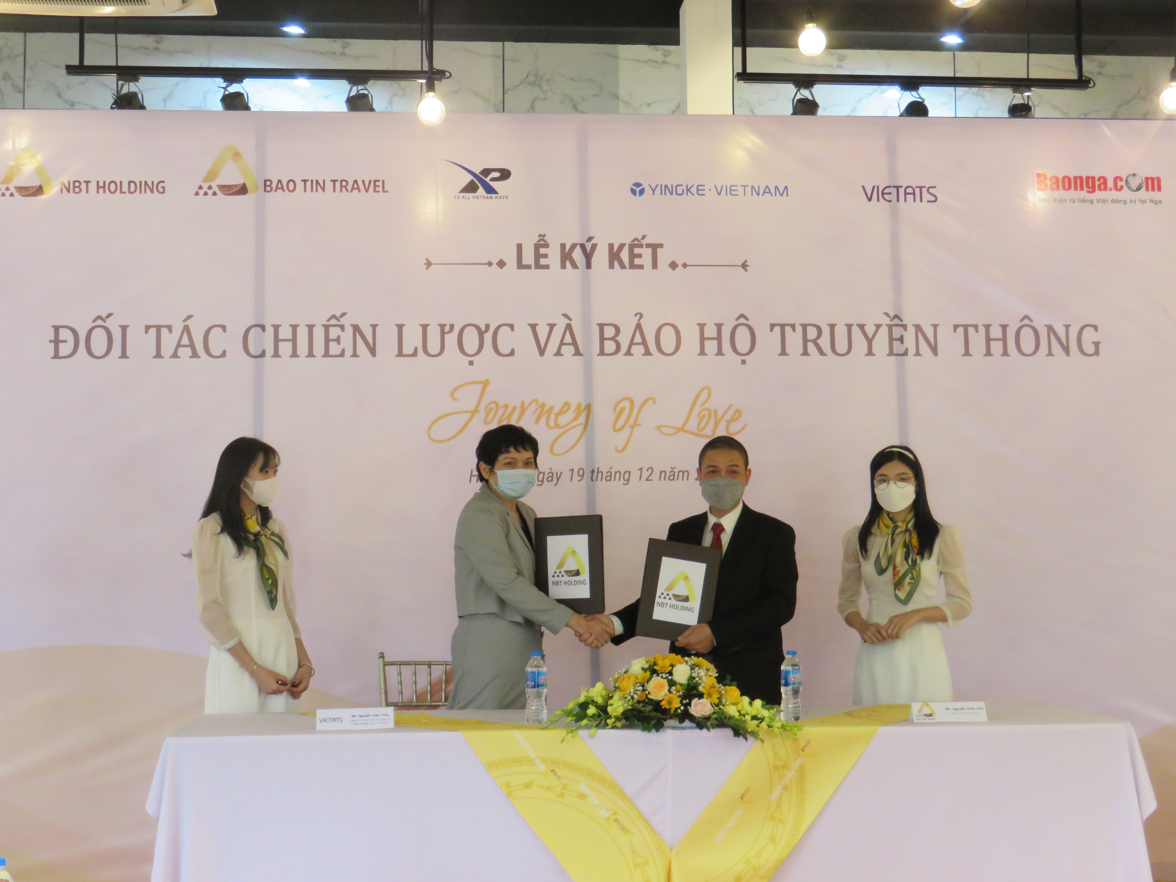 &Ocirc;ng Nguyễn Khắc Tiến (phải) mong muốn Bảo T&iacute;n Travel c&ugrave;ng đối t&aacute;c ph&aacute;t triển du lịch xanh