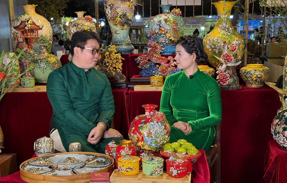 Nghệ nh&acirc;n Vũ Như Quỳnh (b&ecirc;n phải) - chủ thương hiệu Gốm Vạn An Lộc, truyền nh&acirc;n đời thứ 16 của d&ograve;ng gốm Vạn An Lộc tại l&agrave;ng gốm B&aacute;t Tr&agrave;ng.&nbsp;