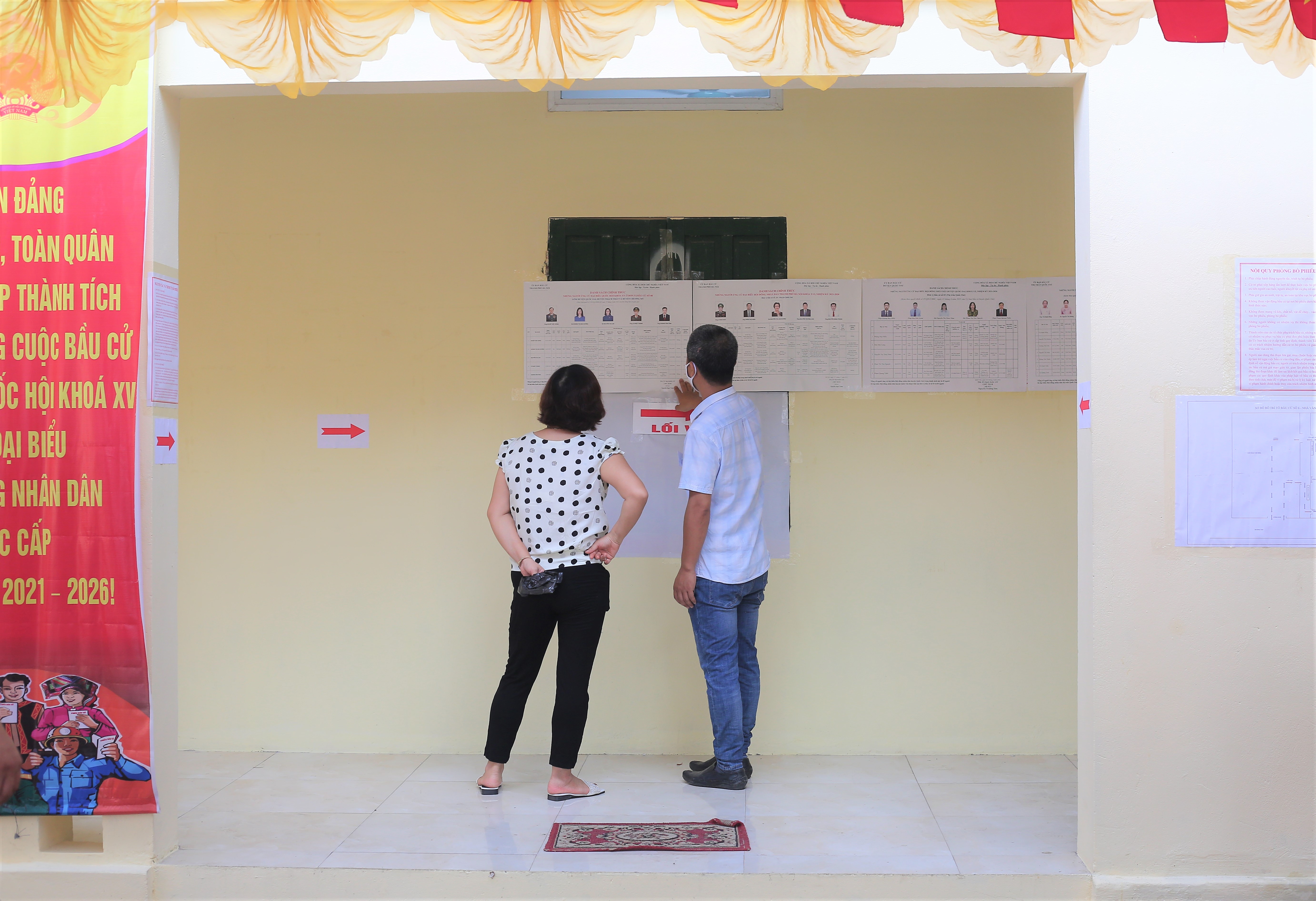 Từ rất sớm người d&acirc;n đ&atilde; c&oacute; mặt tại c&aacute;c điểm bầu cử để tham gia t&iacute;ch cực ng&agrave;y hội to&agrave;n d&acirc;n n&agrave;y. Ảnh: Ph&ugrave;ng Quy&ecirc;n