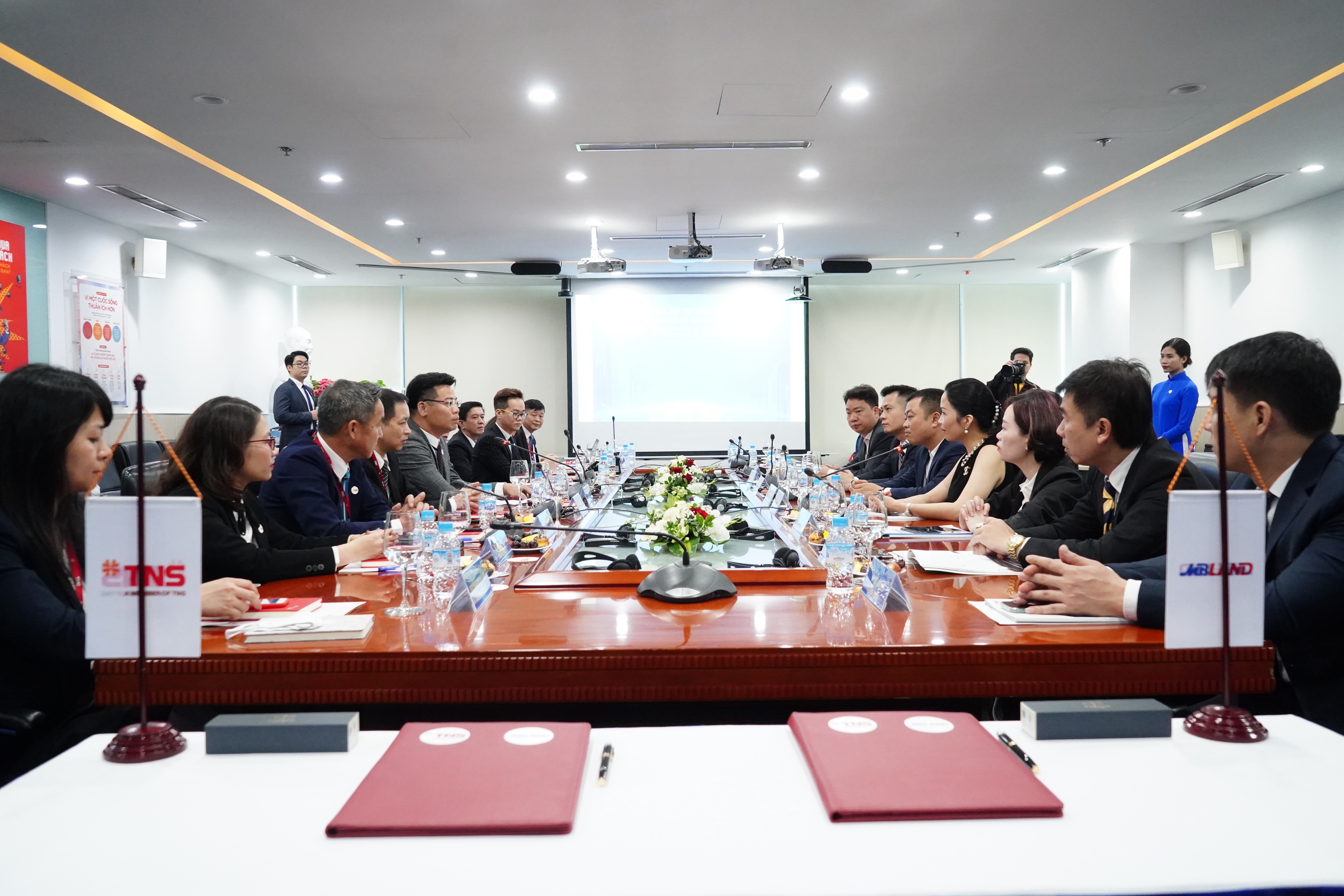 To&agrave;n cảnh lễ k&yacute; kết hợp đồng hợp t&aacute;c chiến lược giữa Tổng c&ocirc;ng ty MBLand v&agrave; TNS Holdings. Ảnh: MBLand