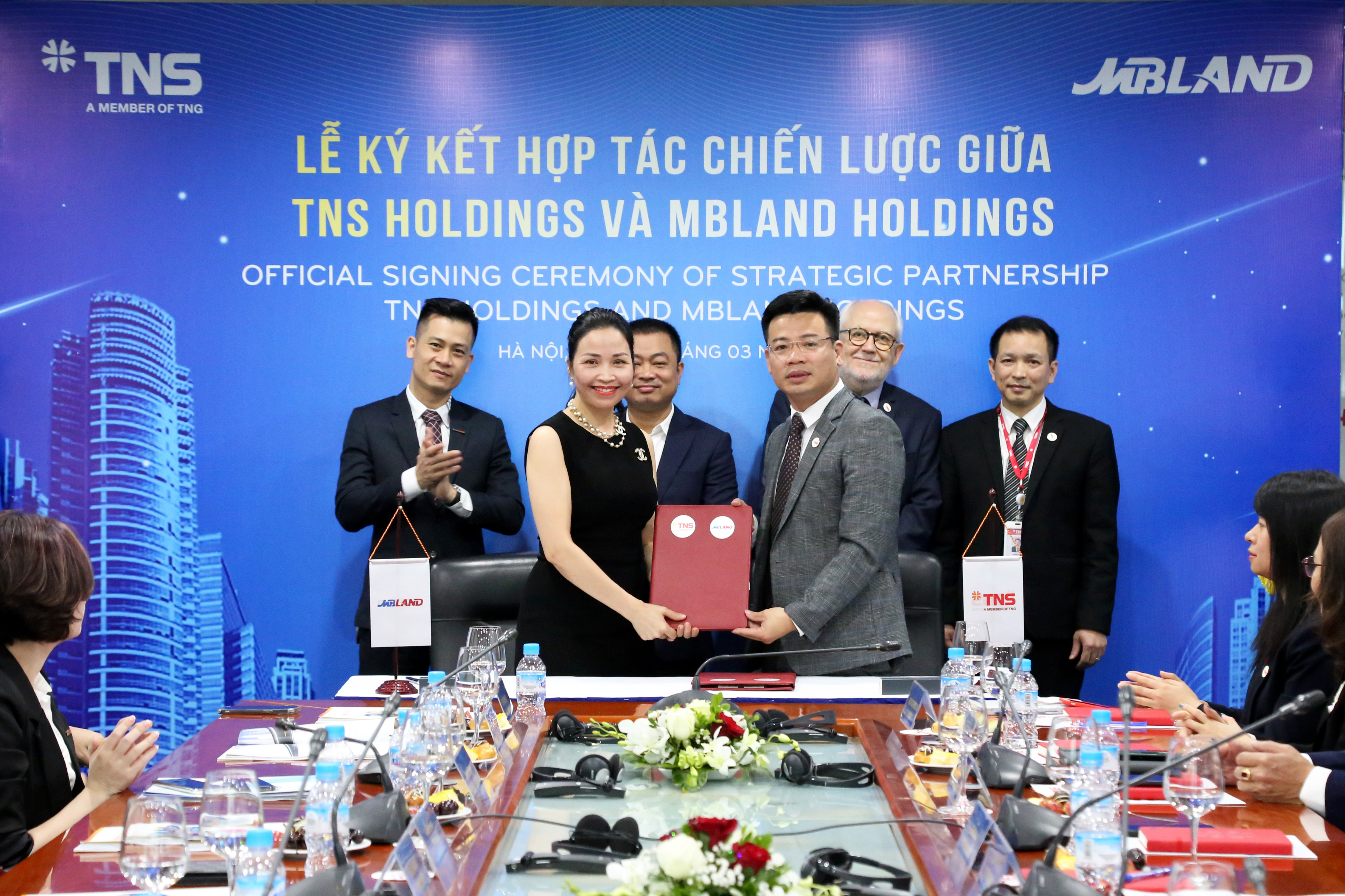 B&agrave; L&acirc;m Thị Th&uacute;y &ndash; PCT HĐQT, Tổng Gi&aacute;m Đốc Tổng c&ocirc;ng ty MBLand v&agrave; &Ocirc;ng Nguyễn Việt Sơn PCT HĐQT, Tổng Gi&aacute;m Đốc TNS Holdings k&yacute; hợp đồng hợp t&aacute;c chiến lược. Ảnh: MBLand