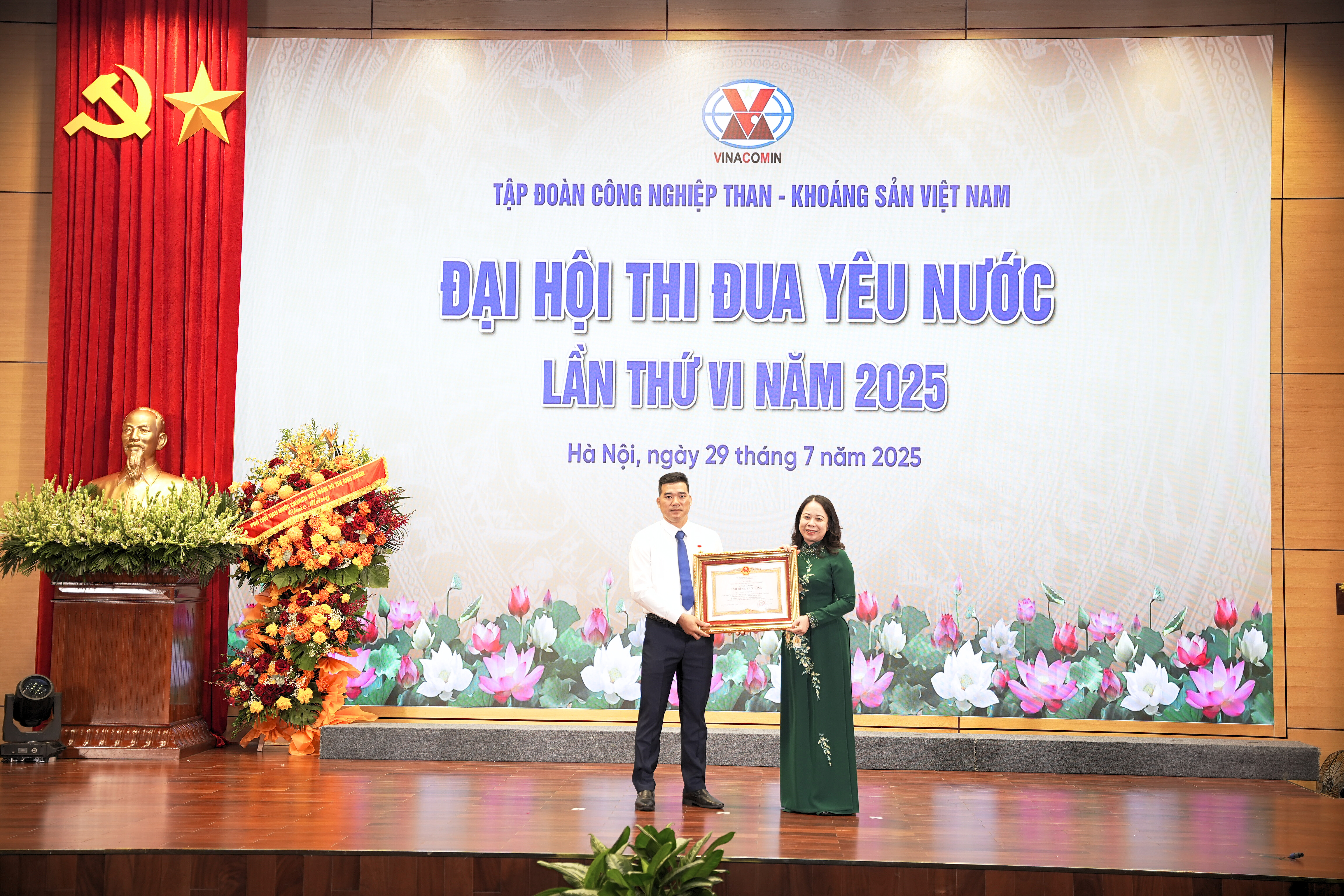 Ph&oacute; chủ tịch nước V&otilde; Thị &Aacute;nh Xu&acirc;n trao danh hiệu Anh h&ugrave;ng lao động cho c&ocirc;ng nh&acirc;n Phạm Đ&igrave;nh Duẩn thuộc C&ocirc;ng ty Cổ phần than V&agrave;ng Danh - Vinacomin