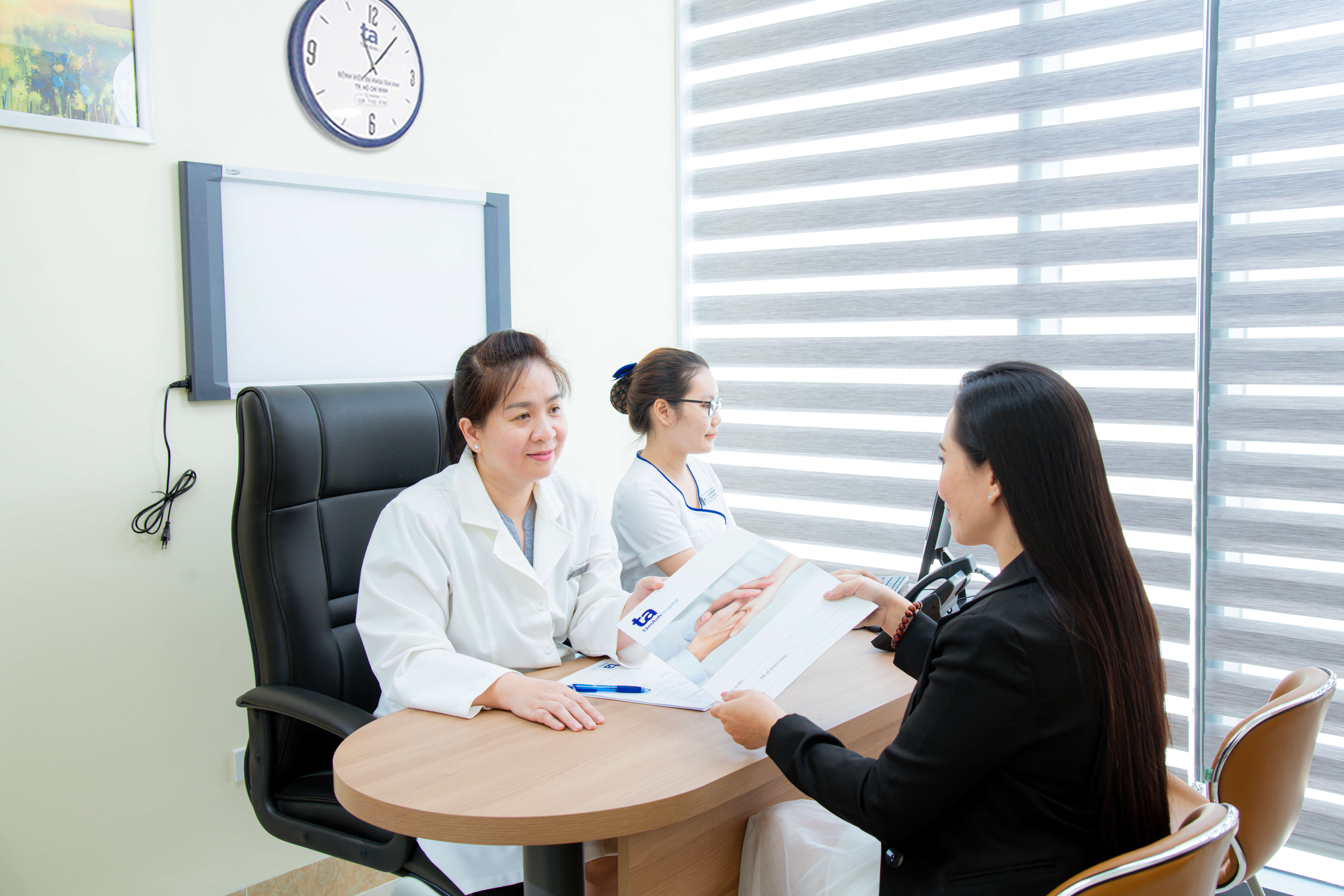 BS Trần Vương Thảo Nghi, Trưởng khoa Ung bướu BVĐK T&acirc;m Anh TP.HCM đang kh&aacute;m, tư vấn cho người bệnh ung thư. Ảnh: Ho&agrave;i Thương