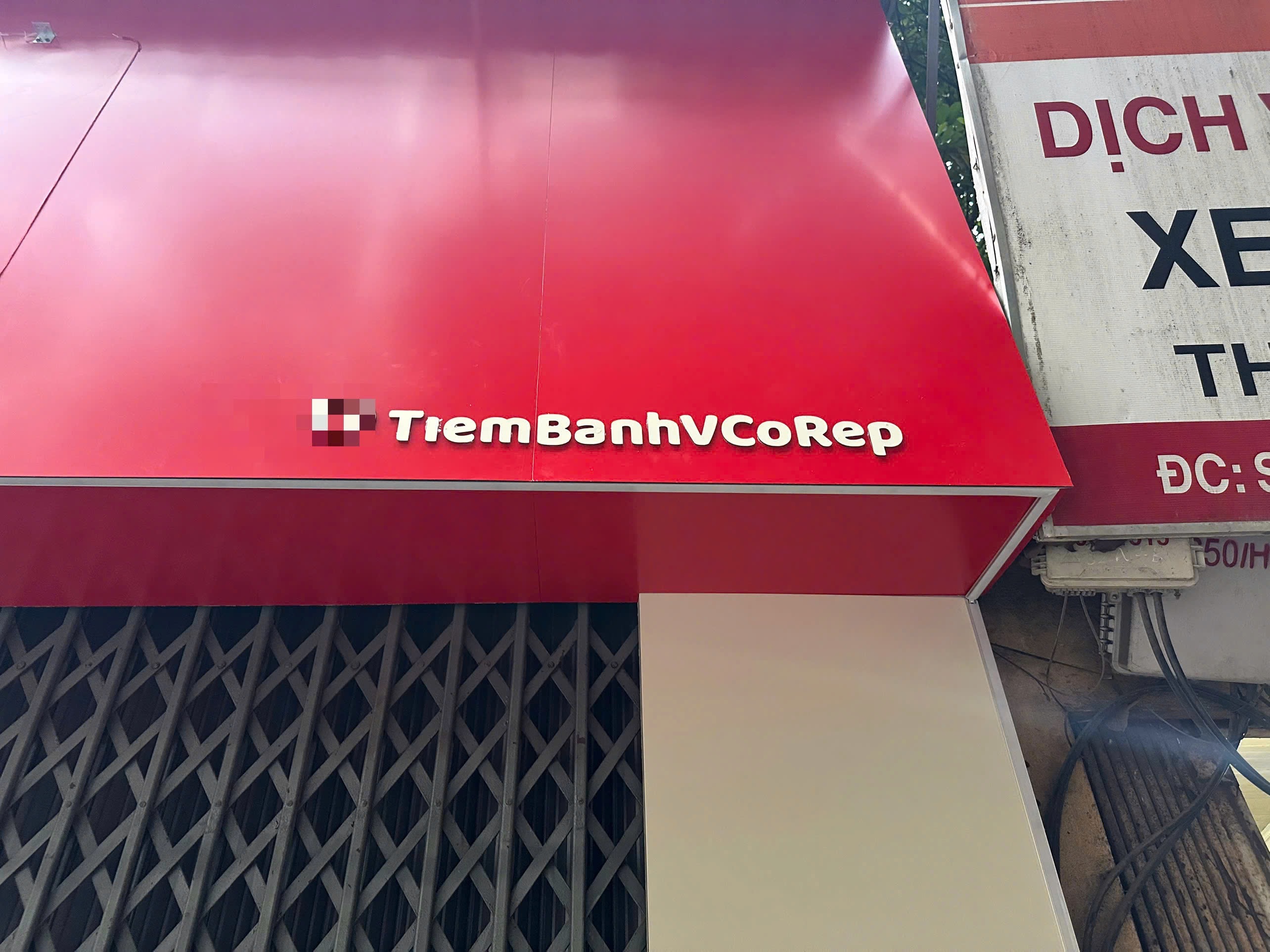 Một số h&igrave;nh ảnh c&aacute;c cửa h&agrave;ng đ&atilde; th&aacute;o dỡ biển v&agrave; logo sai phạm.