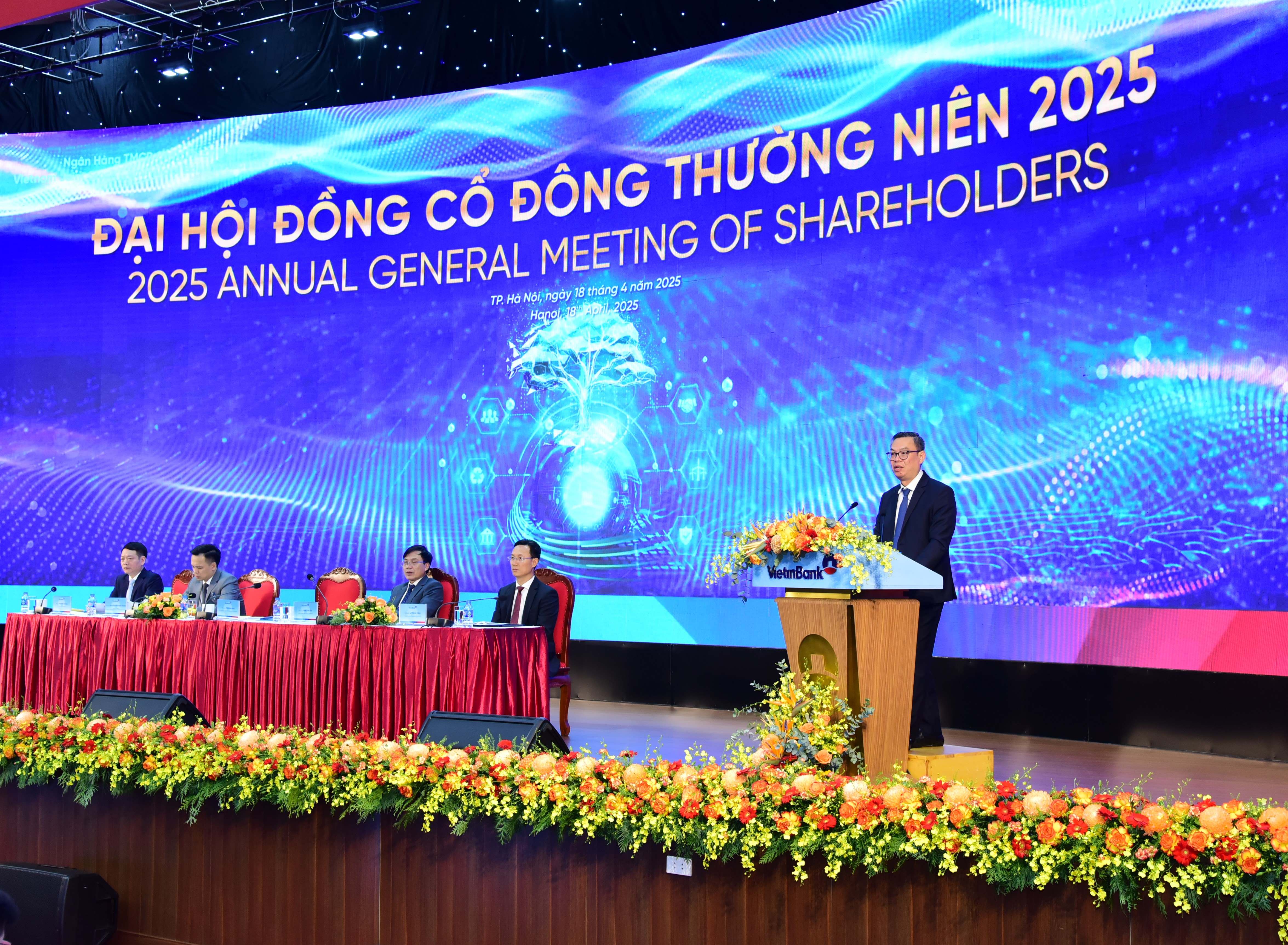 Chủ tịch Trần Minh B&igrave;nh ph&aacute;t biểu tại ĐHĐCĐ 2025.