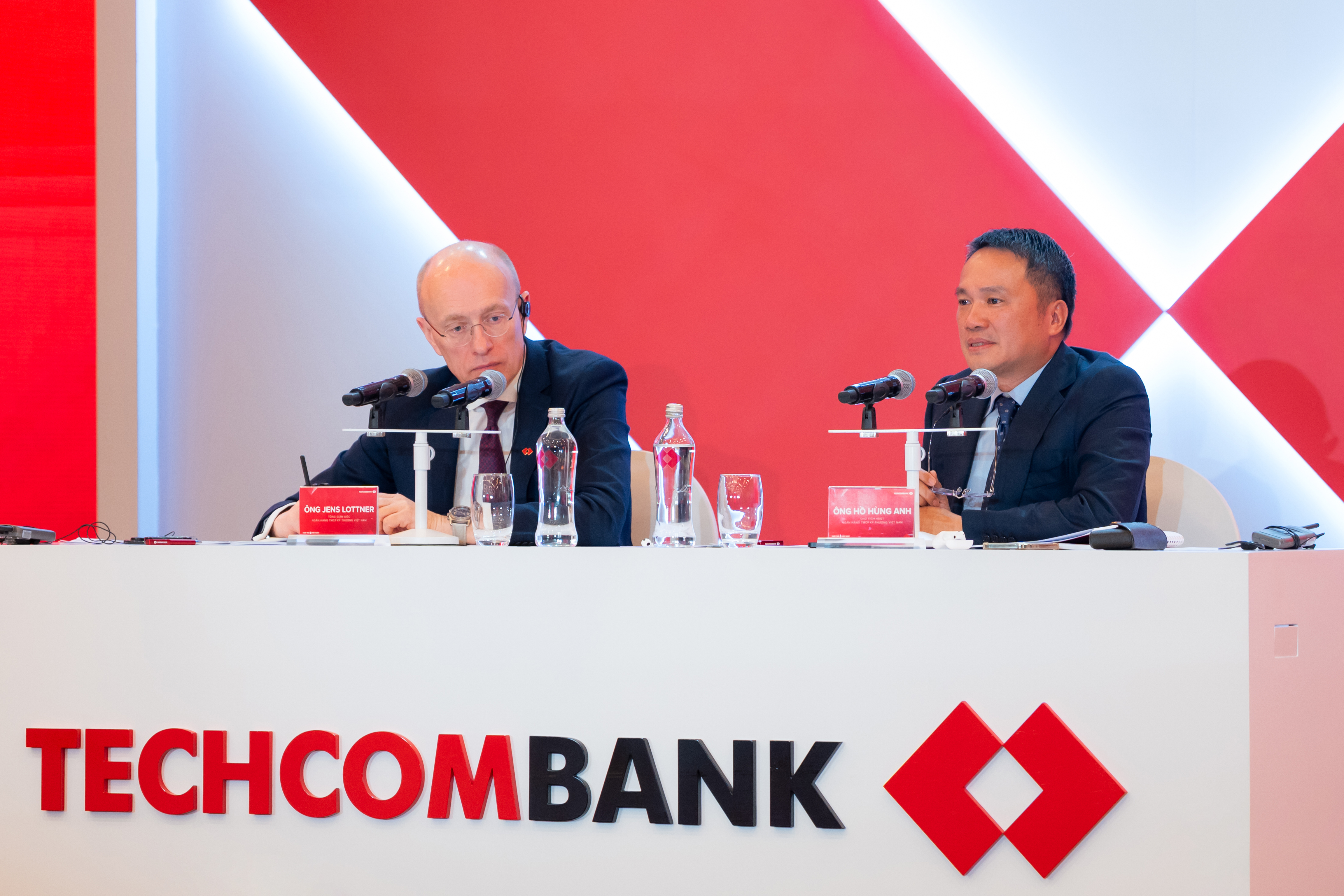 &Ocirc;ng Hồ H&ugrave;ng Anh - Chủ tịch HĐQT Techcombank điều h&agrave;nh phi&ecirc;n thảo luận.