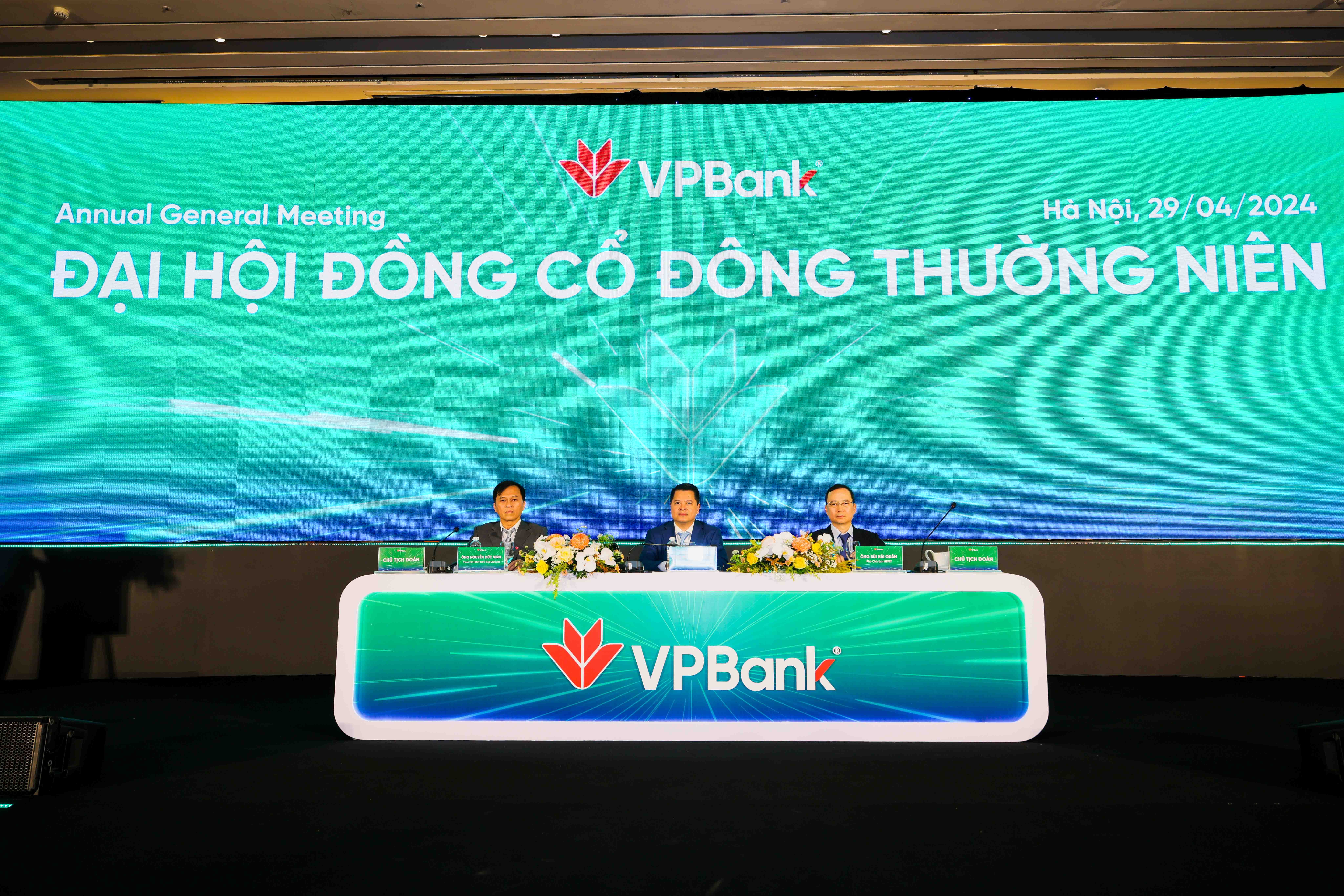 Ban l&atilde;nh đạo VPBank tại đại hội đồng cổ đ&ocirc;ng 2024.