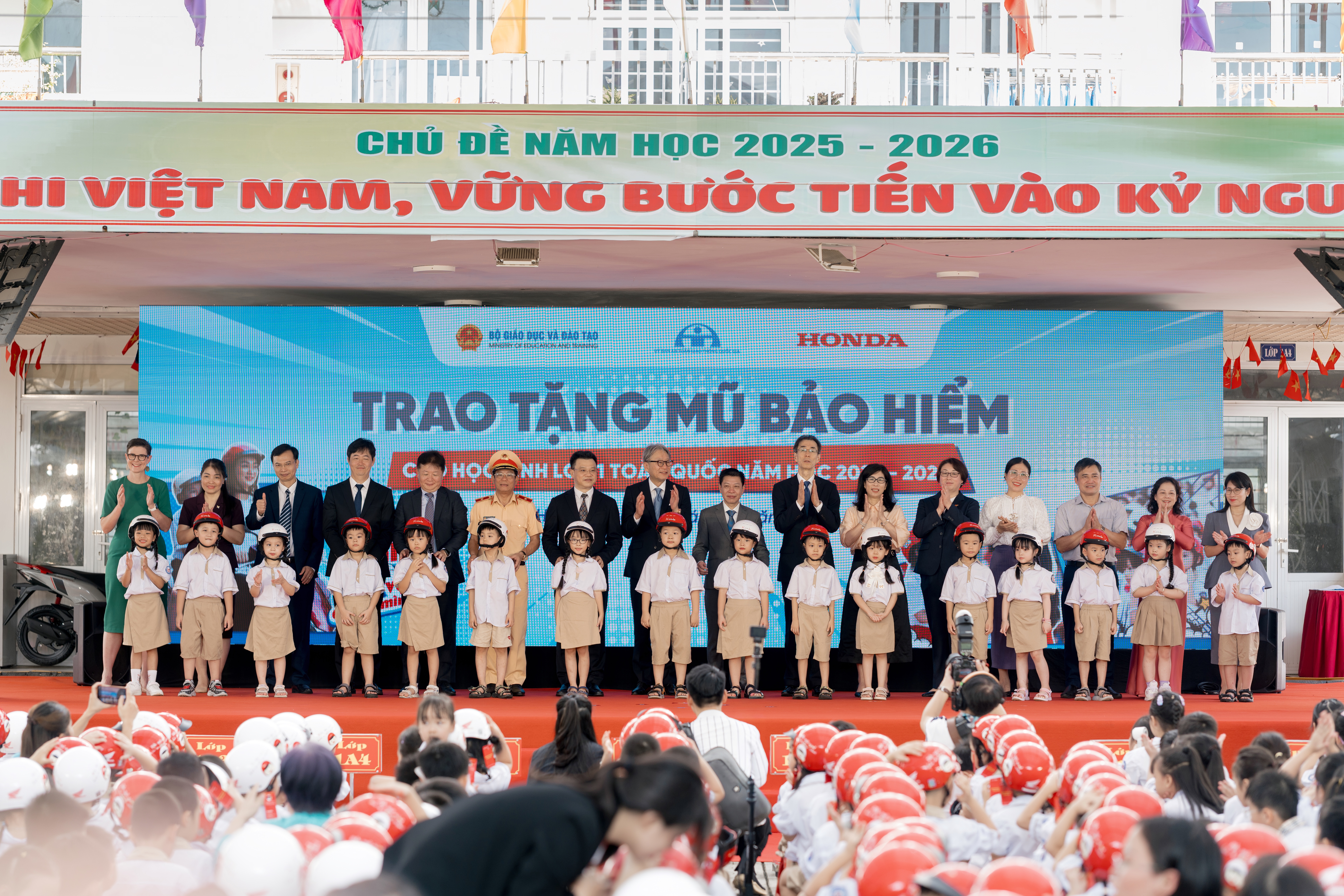 Lễ phát động đầu tiên trao tặng 1,8 triệu mũ bảo hiểm cho học sinh lớp Một cả nước diễn ra tại Trường Tiểu học Vạn Bảo (Hà Nội).