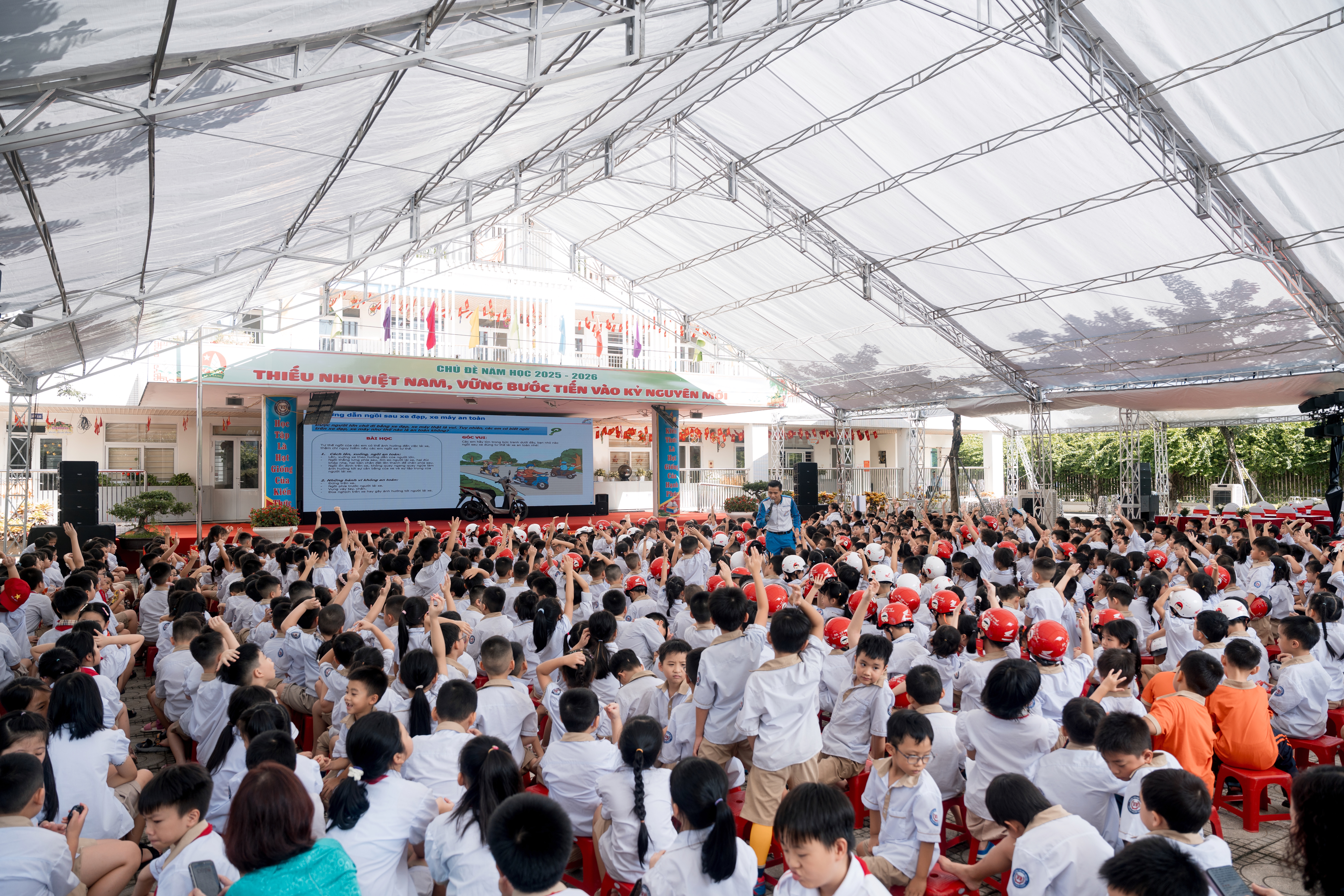 100% học sinh lớp 1 trên toàn quốc sẽ nhận được mũ bảo hiểm đạt chuẩn.