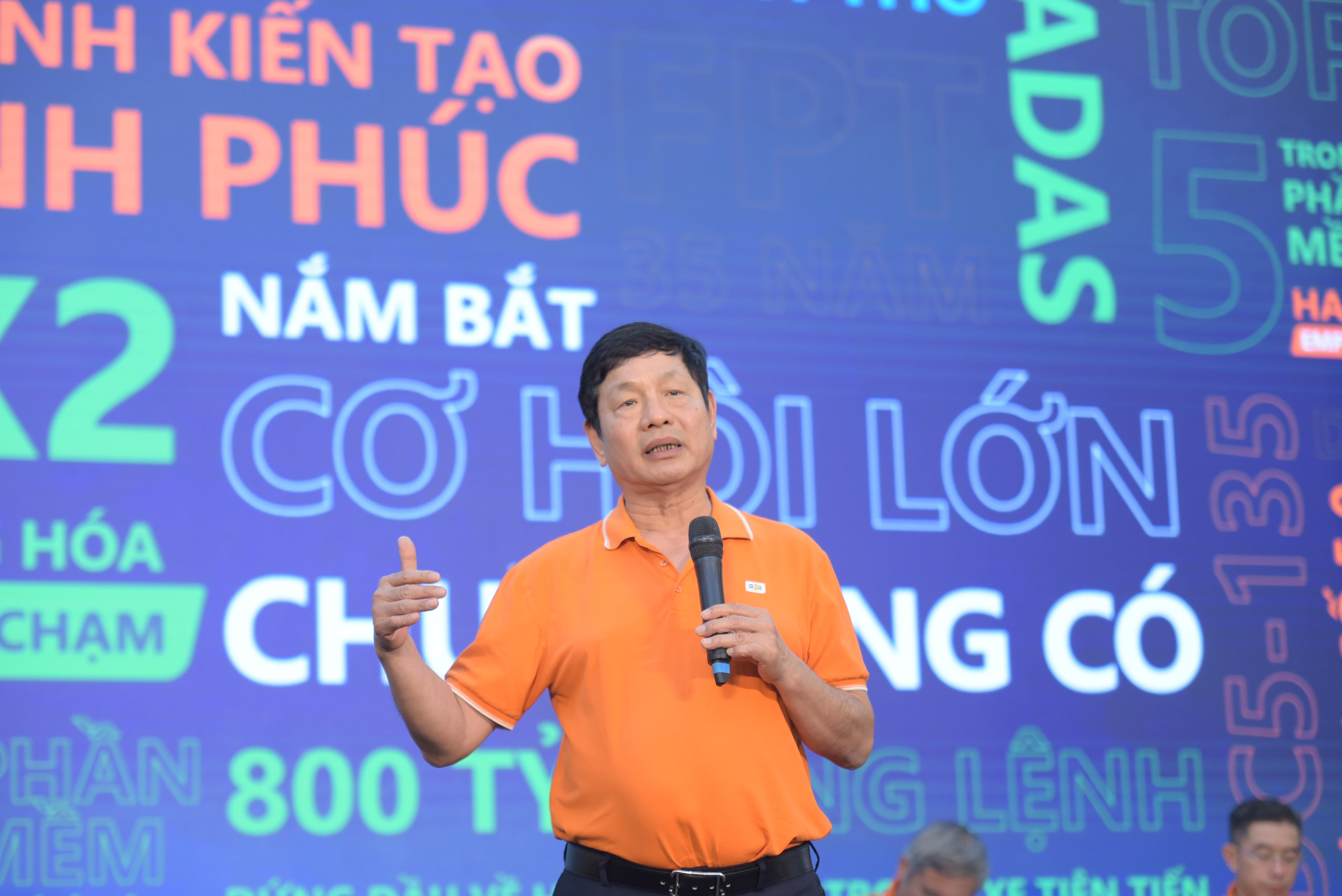 Chủ tịch Trương Gia B&igrave;nh trả lời chất vấn của cổ đ&ocirc;ng. Ảnh: Ngọc Diệp