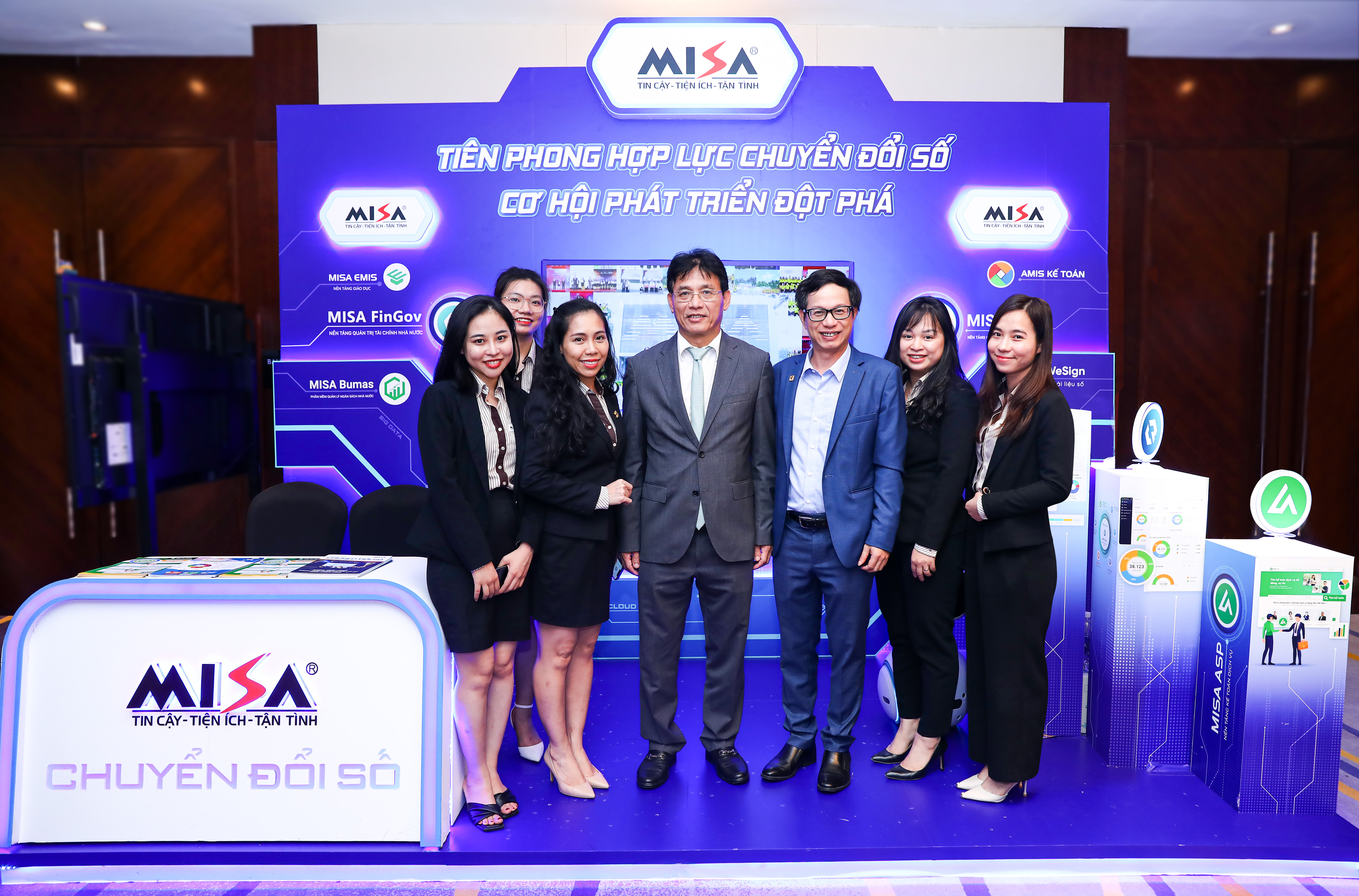 L&atilde;nh đạo MISA v&agrave; c&aacute;c kh&aacute;ch tham quan tại gian h&agrave;ng MISA ở sự kiện