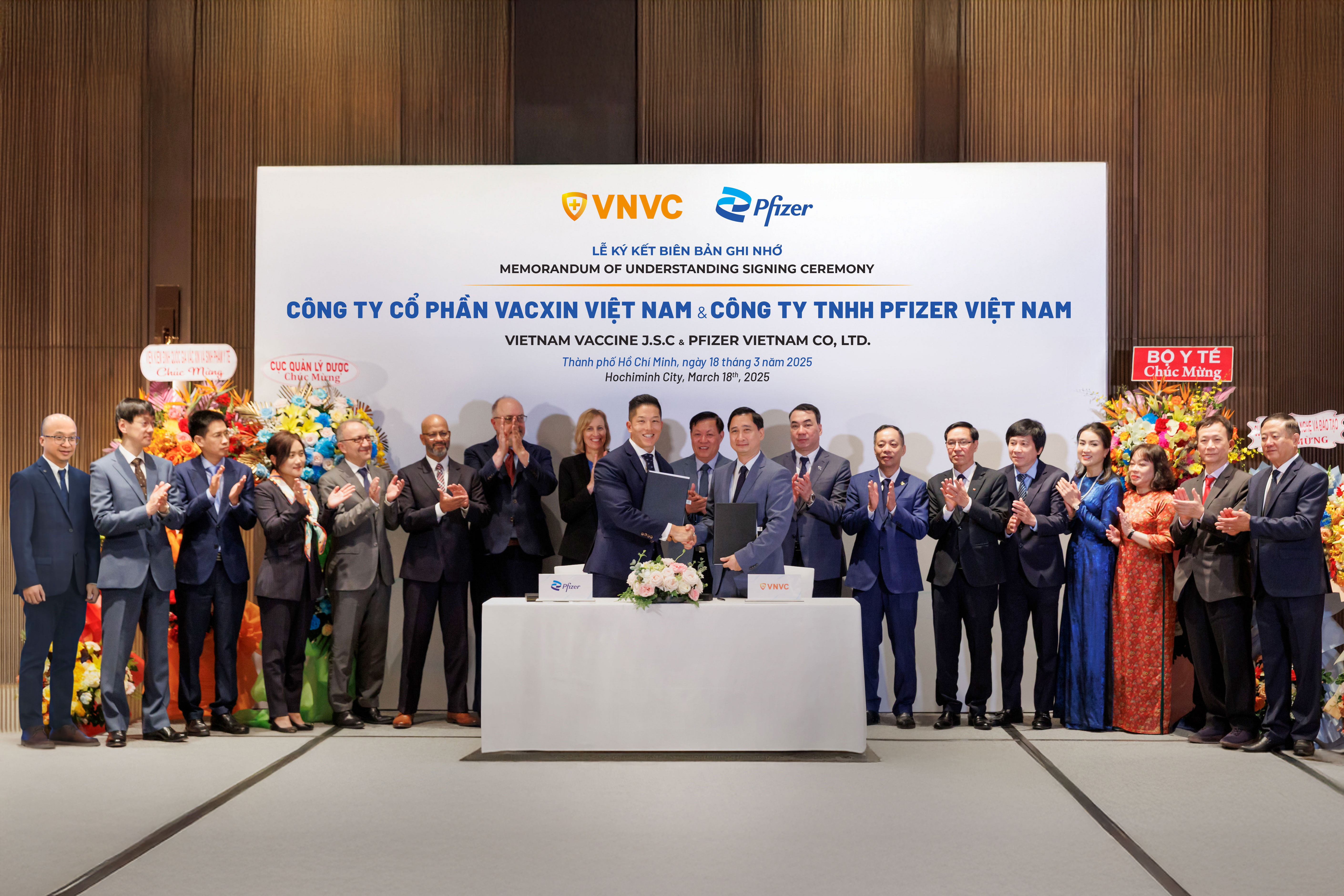 &Ocirc;ng Darrell Oh, Tổng Gi&aacute;m đốc Pfizer Việt Nam v&agrave; &ocirc;ng Ng&ocirc; Ch&iacute; Dũng, Chủ tịch Hội đồng Quản trị ki&ecirc;m Tổng Gi&aacute;m đốc Hệ thống ti&ecirc;m chủng VNVC v&agrave; Nh&agrave; m&aacute;y Vắc xin v&agrave; Sinh phẩm VNVC k&yacute; bi&ecirc;n bản ghi nhớ hợp t&aacute;c trong lĩnh vực sản xuất vắc xin. Ảnh: Hữu Luận