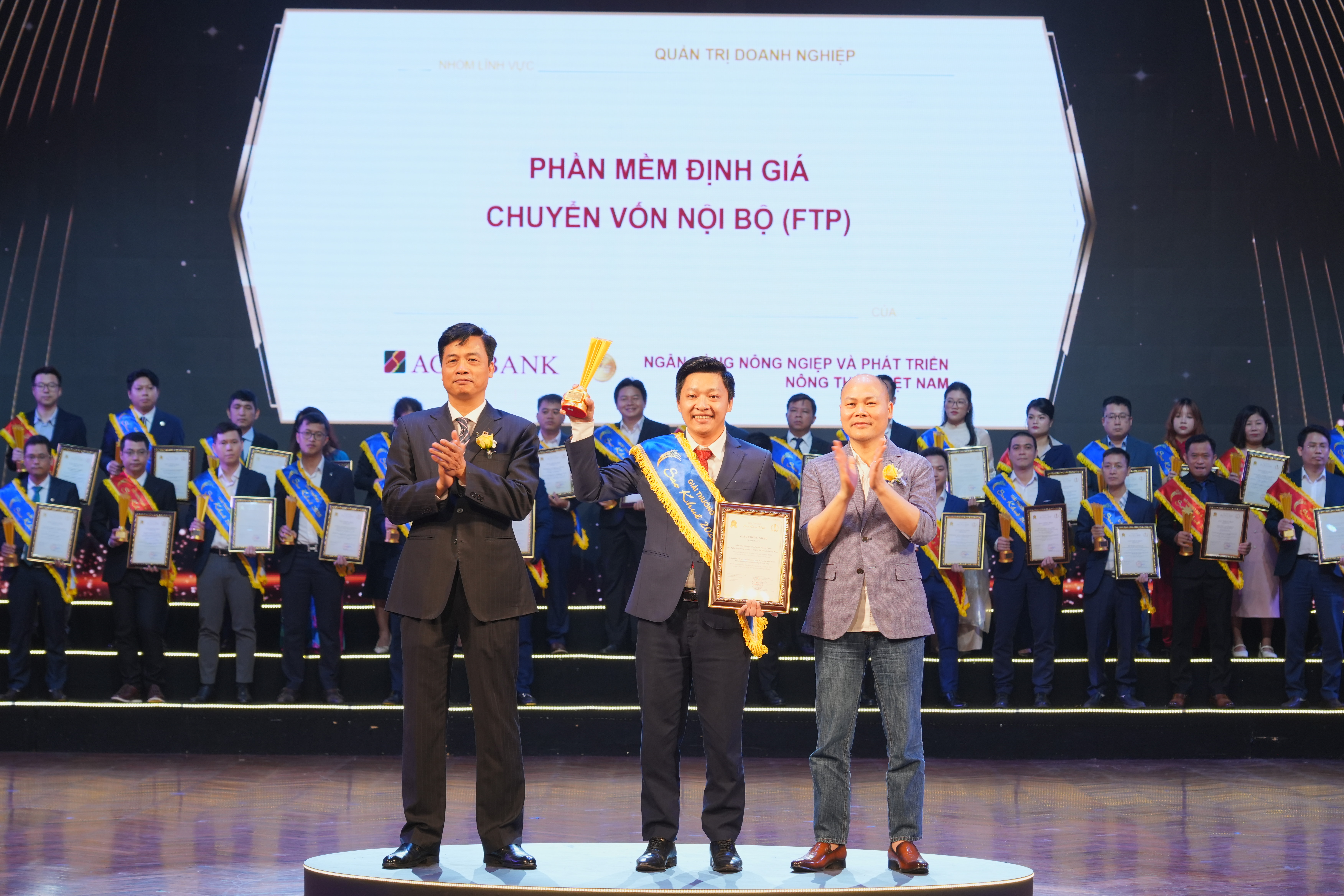 Đại diện Agribank nhận Giải thưởng Sao Khu&ecirc; 2025 cho Phần mềm định gi&aacute; chuyển vốn nội bộ (FTP).
