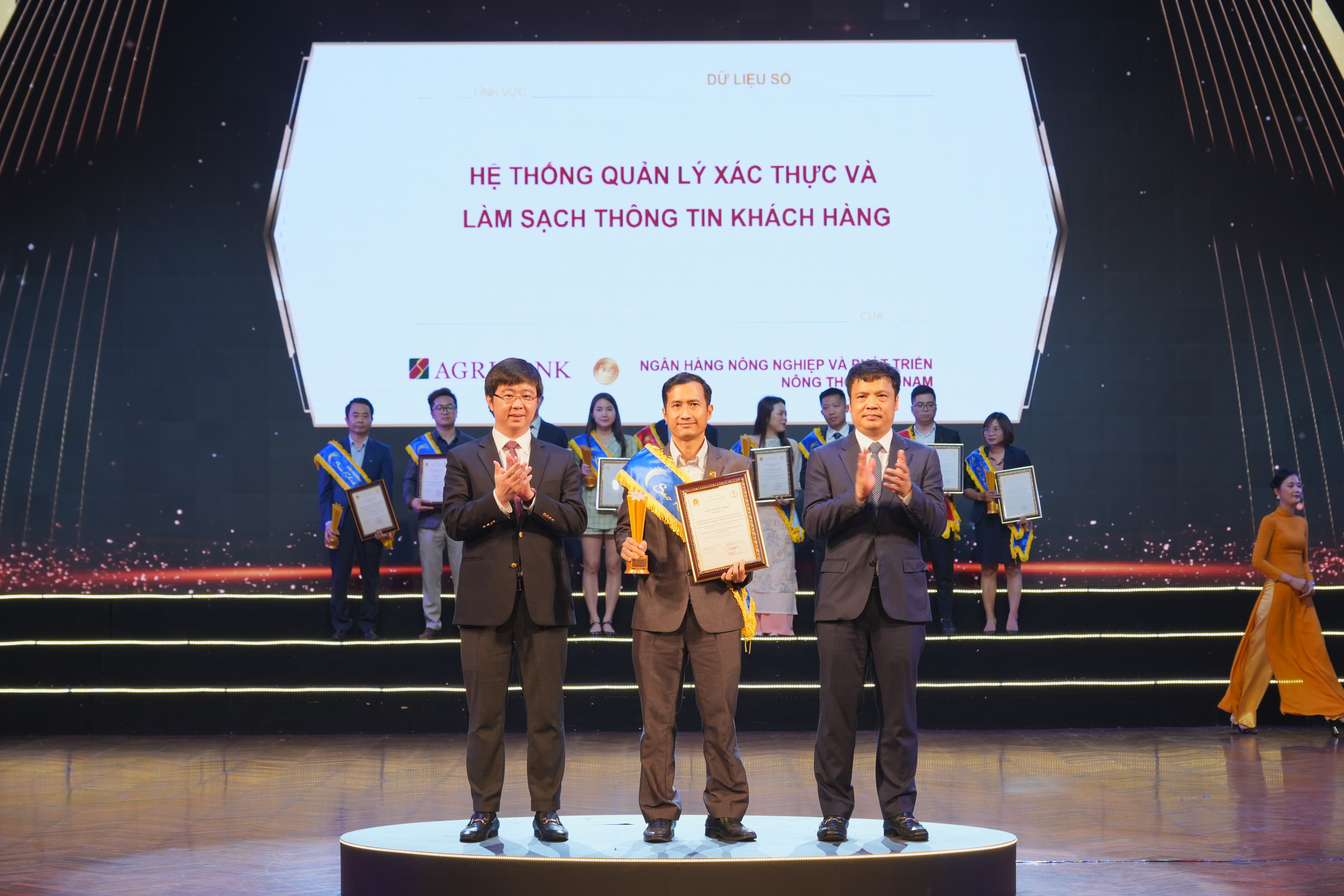 Đại diện Agribank nhận Giải thưởng Sao Khu&ecirc; 2025 cho Hệ thống Quản l&yacute; x&aacute;c thực v&agrave; l&agrave;m sạch th&ocirc;ng tin kh&aacute;ch h&agrave;ng.