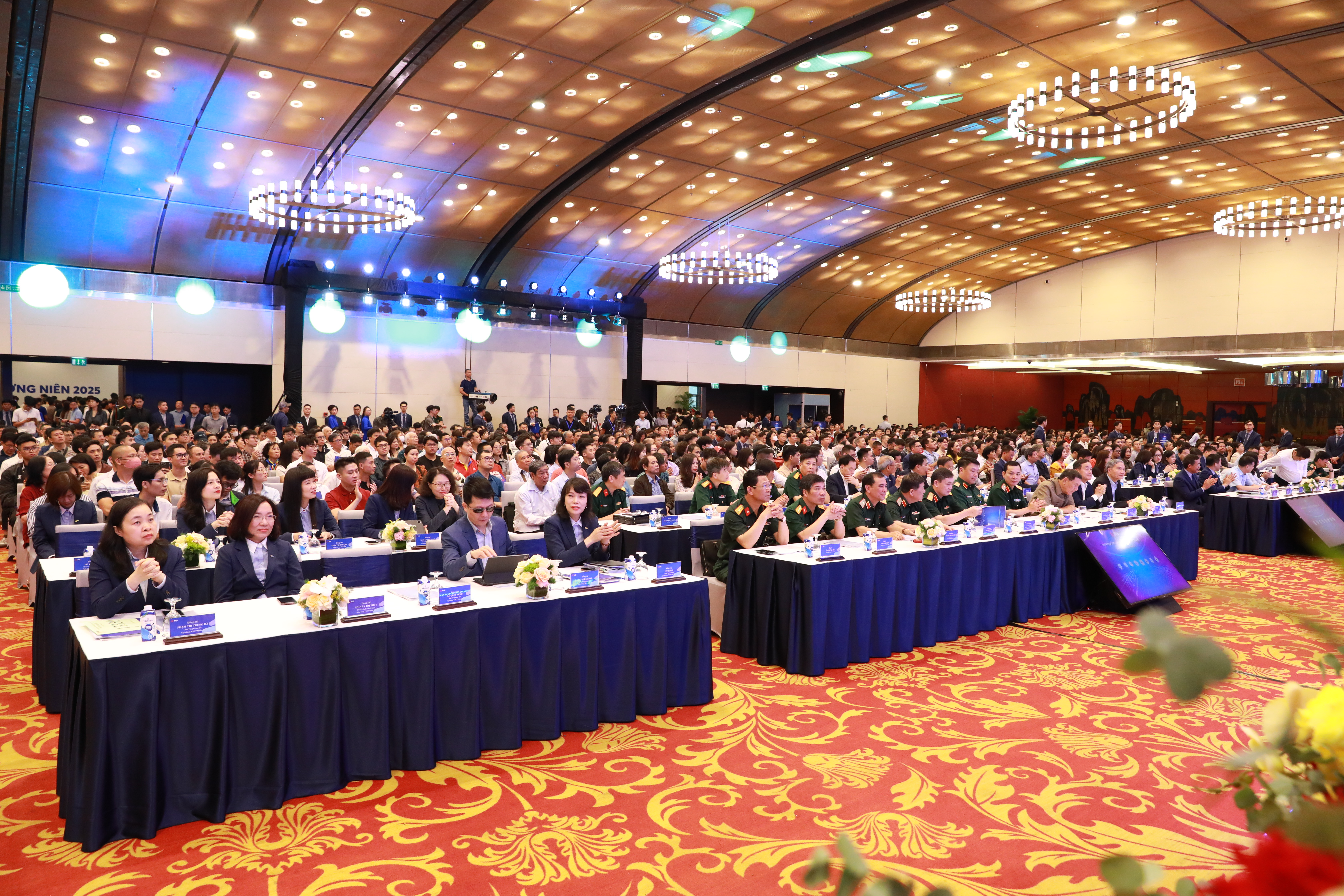 &nbsp;Tại Đại hội đồng cổ đ&ocirc;ng thường ni&ecirc;n MB 2025, hội trường ch&iacute;nh v&agrave; hội trường phụ chỗ ngồi đều chật k&iacute;n.