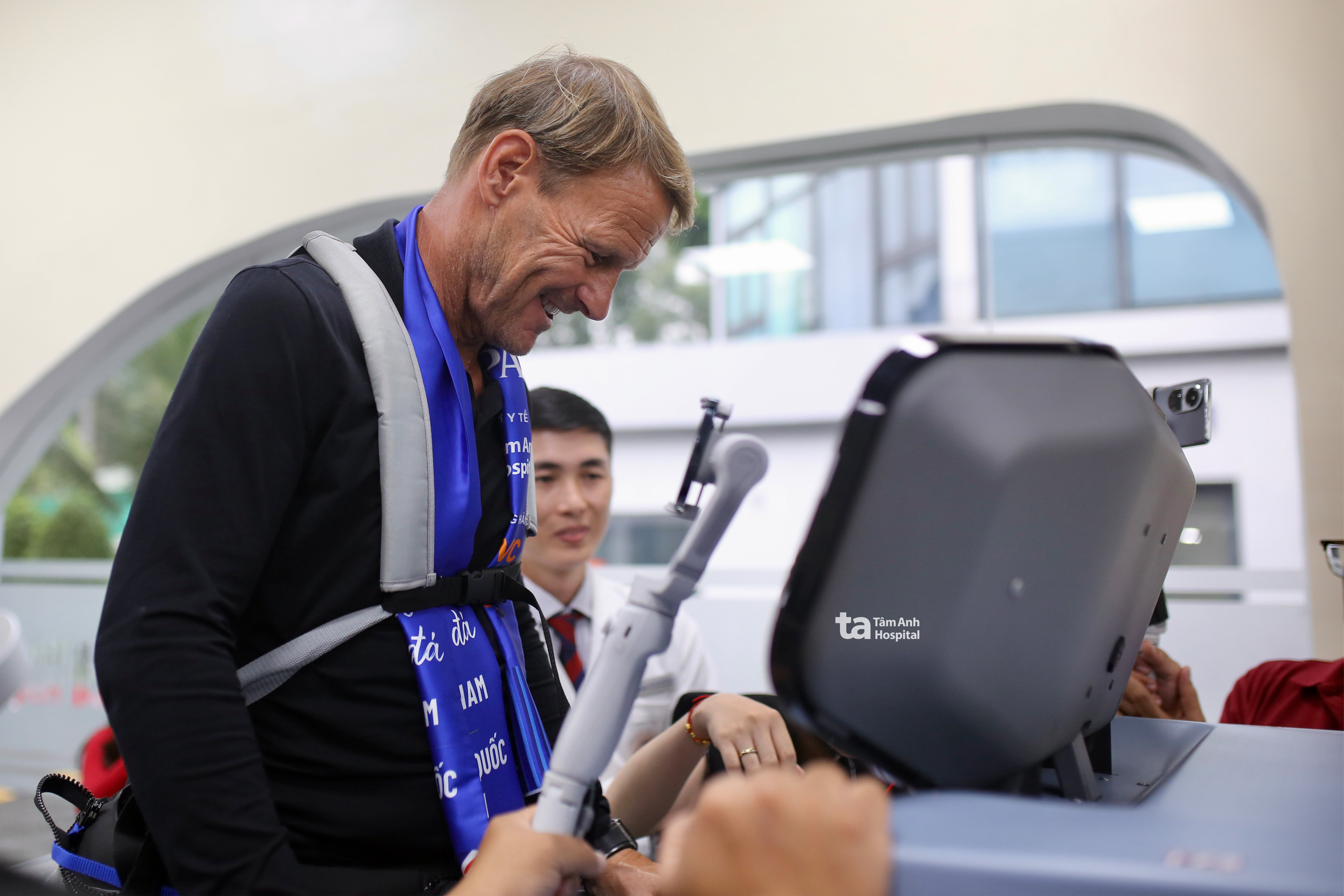 Danh thủ Teddy Sheringham trải nghiệm Hệ thống tập phục hồi kh&ocirc;ng trọng lực R-force. Ảnh: Bệnh viện Đa khoa T&acirc;m Anh