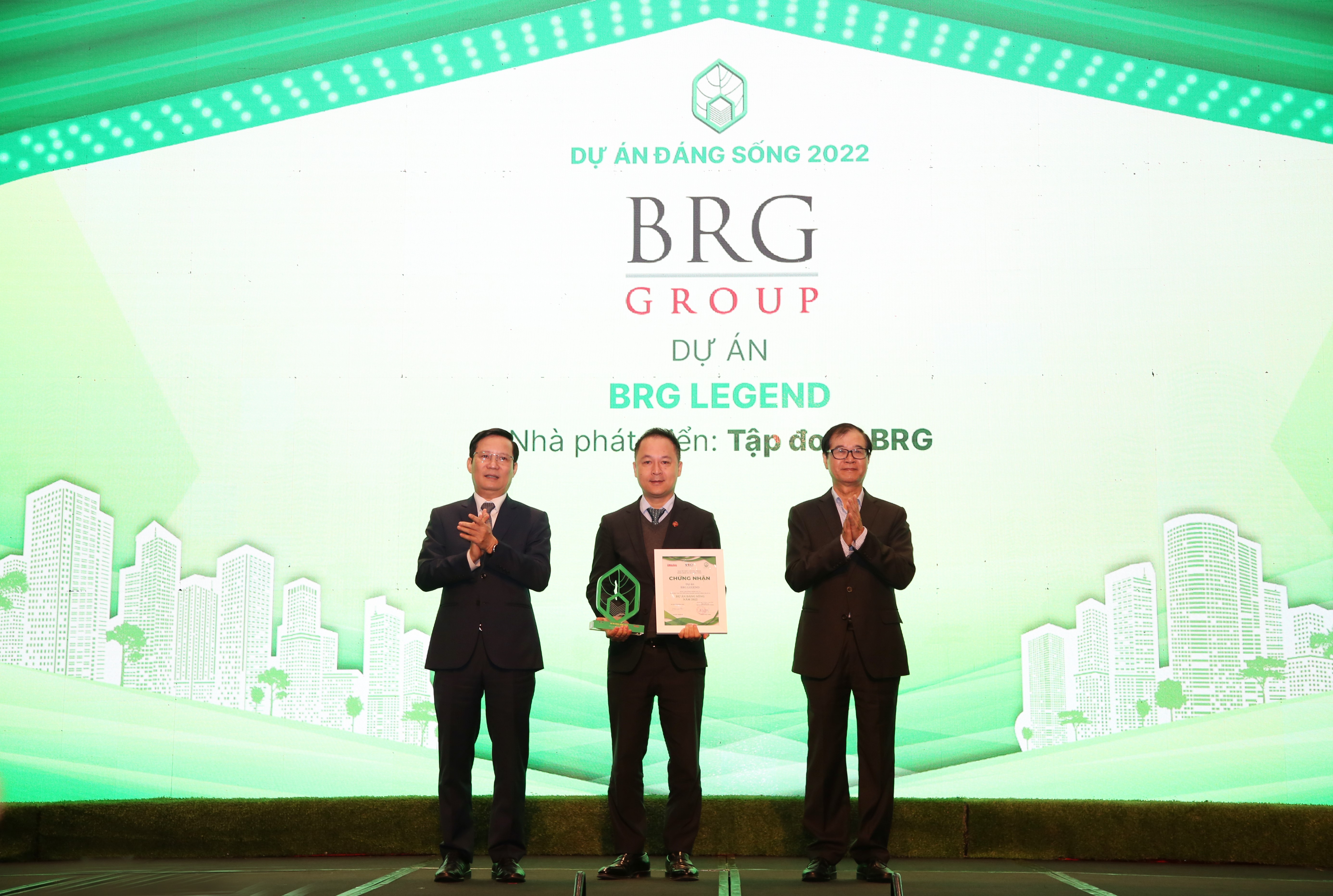 Đại diện Tập đo&agrave;n BRG nhận giải thưởng&ldquo;Nh&agrave; ph&aacute;t triển dự &aacute;n đ&aacute;ng sống&rdquo; năm 2022