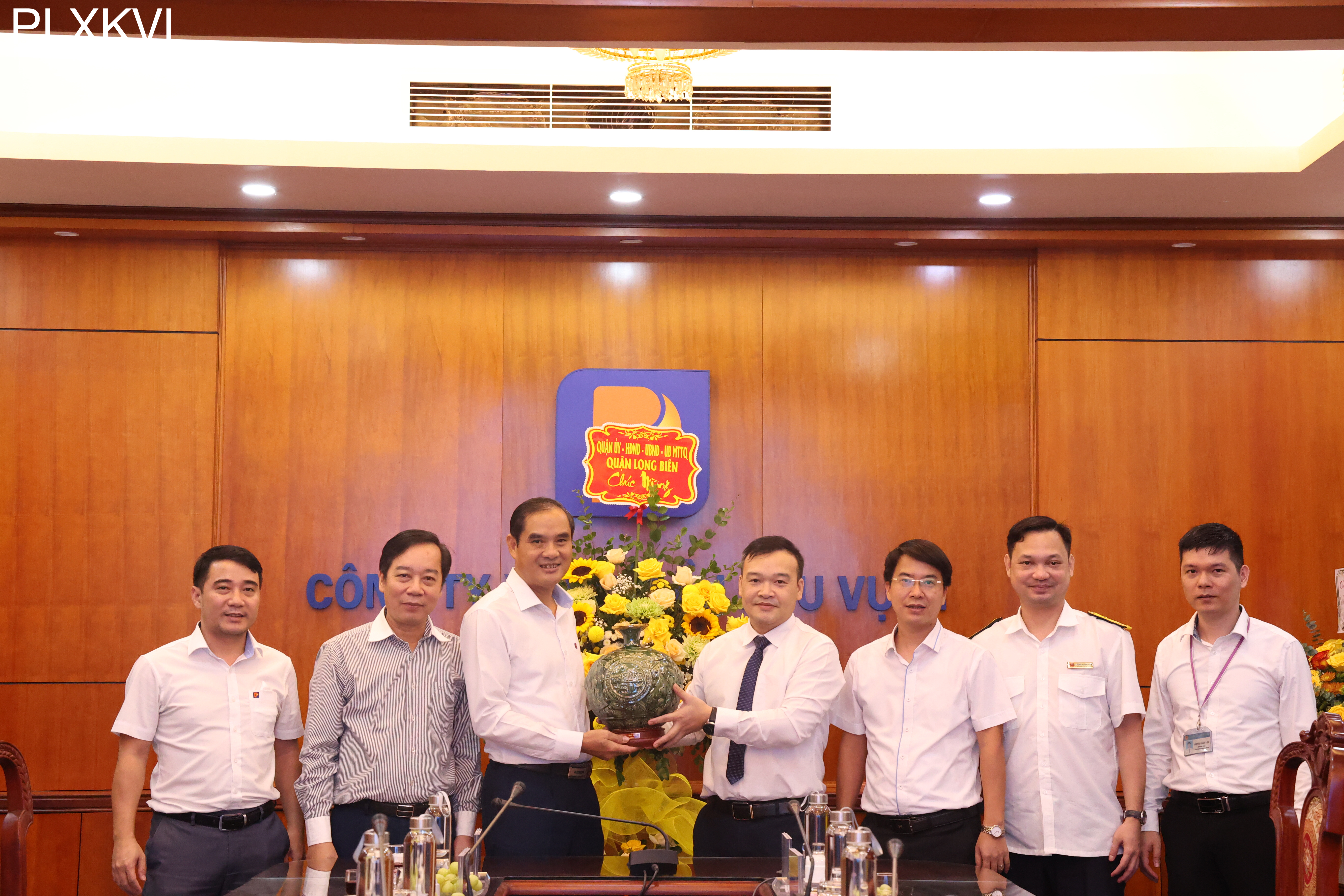 Quận ủy, Hội đồng Nh&acirc;n d&acirc;n, Ủy ban Nh&acirc;n d&acirc;n, Ủy ban Mặt trận Tổ quốc quận Long Bi&ecirc;n ch&uacute;c mừng Ban l&atilde;nh đạo c&ocirc;ng ty nh&acirc;n ng&agrave;y Doanh nh&acirc;n Việt Nam 13/10&nbsp;
