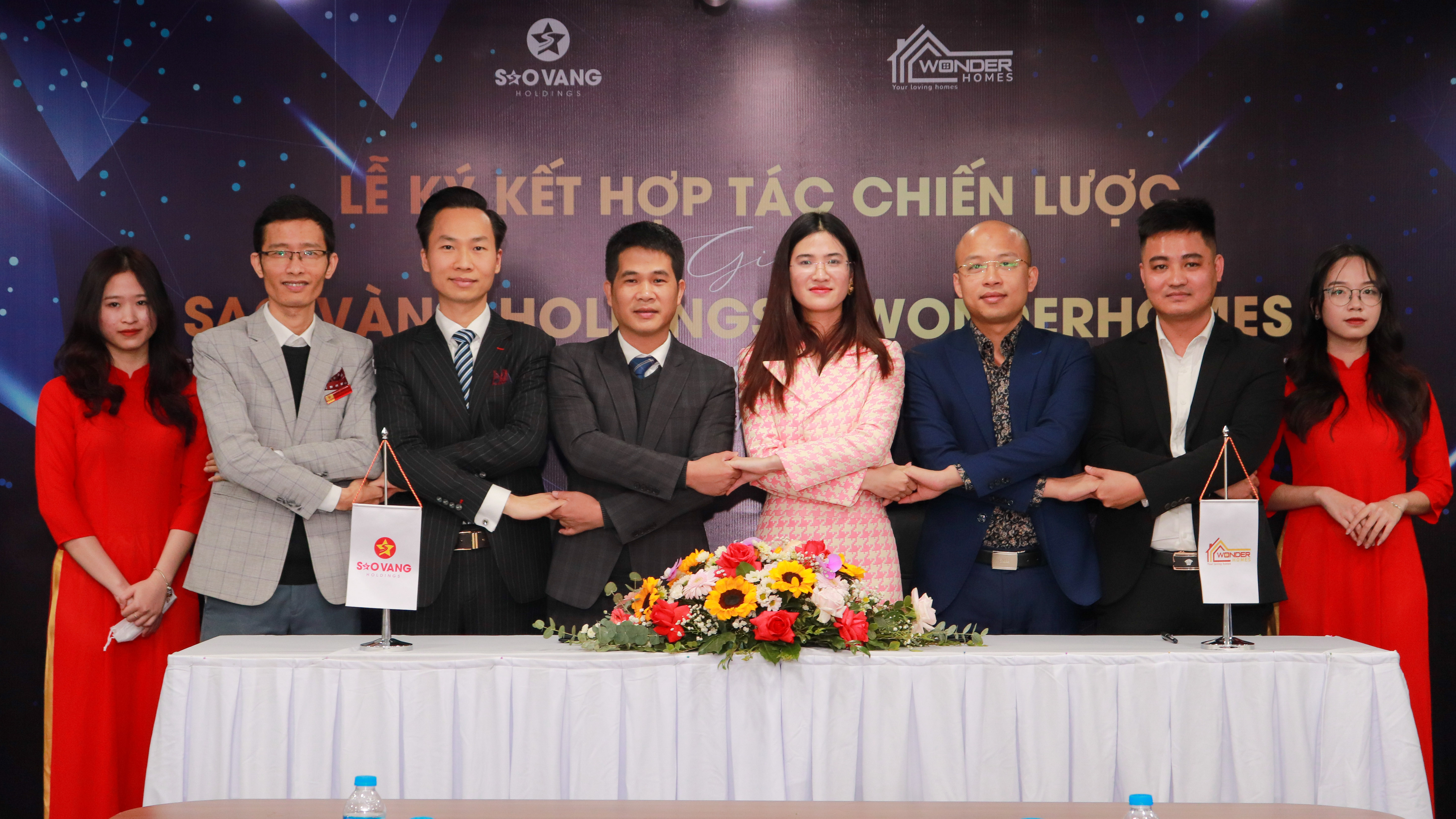 C&aacute;i bắt tay chiến lược giữa Sao V&agrave;ng Holdings v&agrave; WonderHomes hứa hẹn sẽ trở th&agrave;nh li&ecirc;n minh h&ugrave;ng mạnh ph&acirc;n phối c&aacute;c BĐS Vinhomes&nbsp;