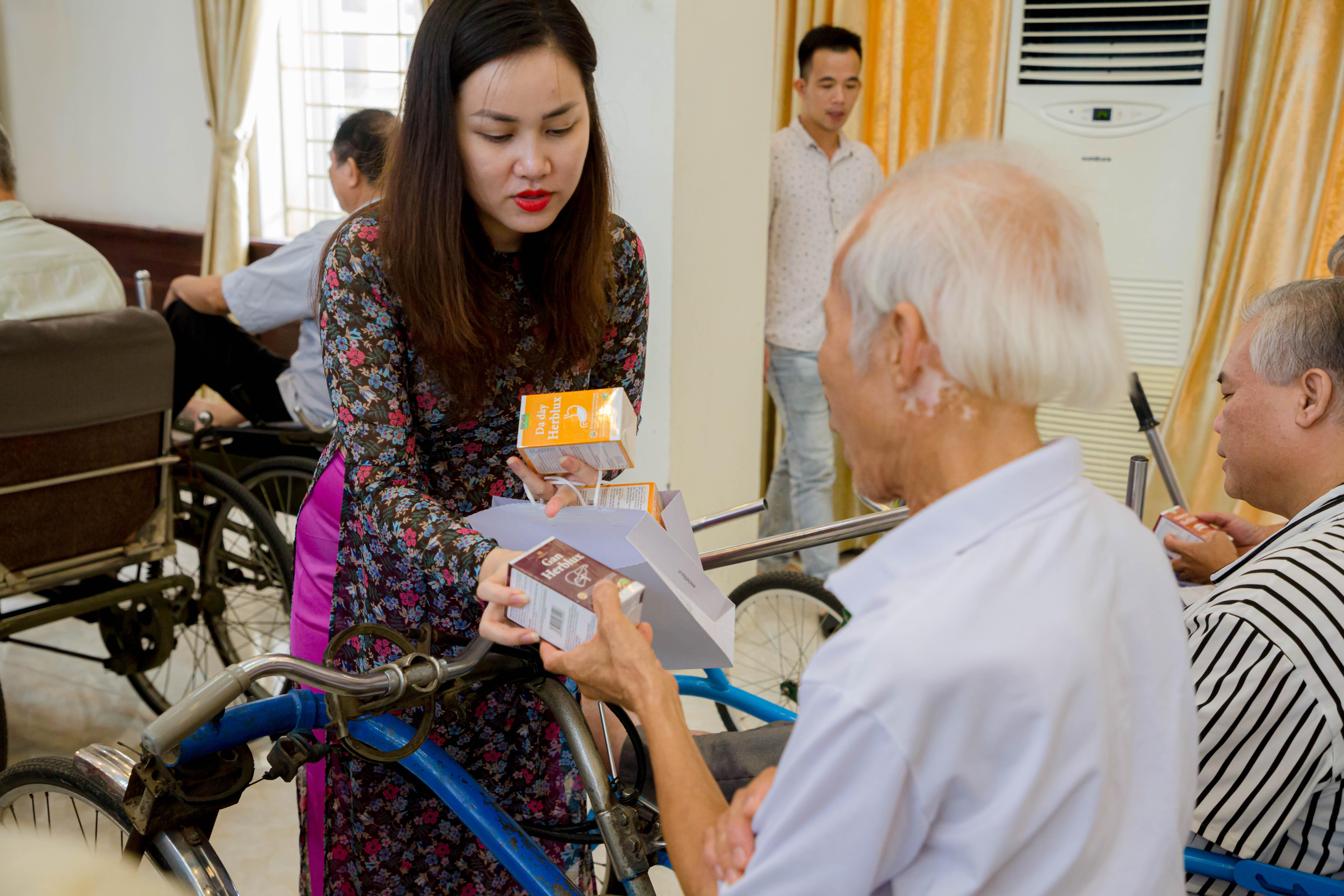 CEO Nguyễn Thuỳ Trang trao tặng quà các thương binh hạng nặng tại Trung tâm Điều Dưỡng tại Thuận Thành, Bắc Ninh