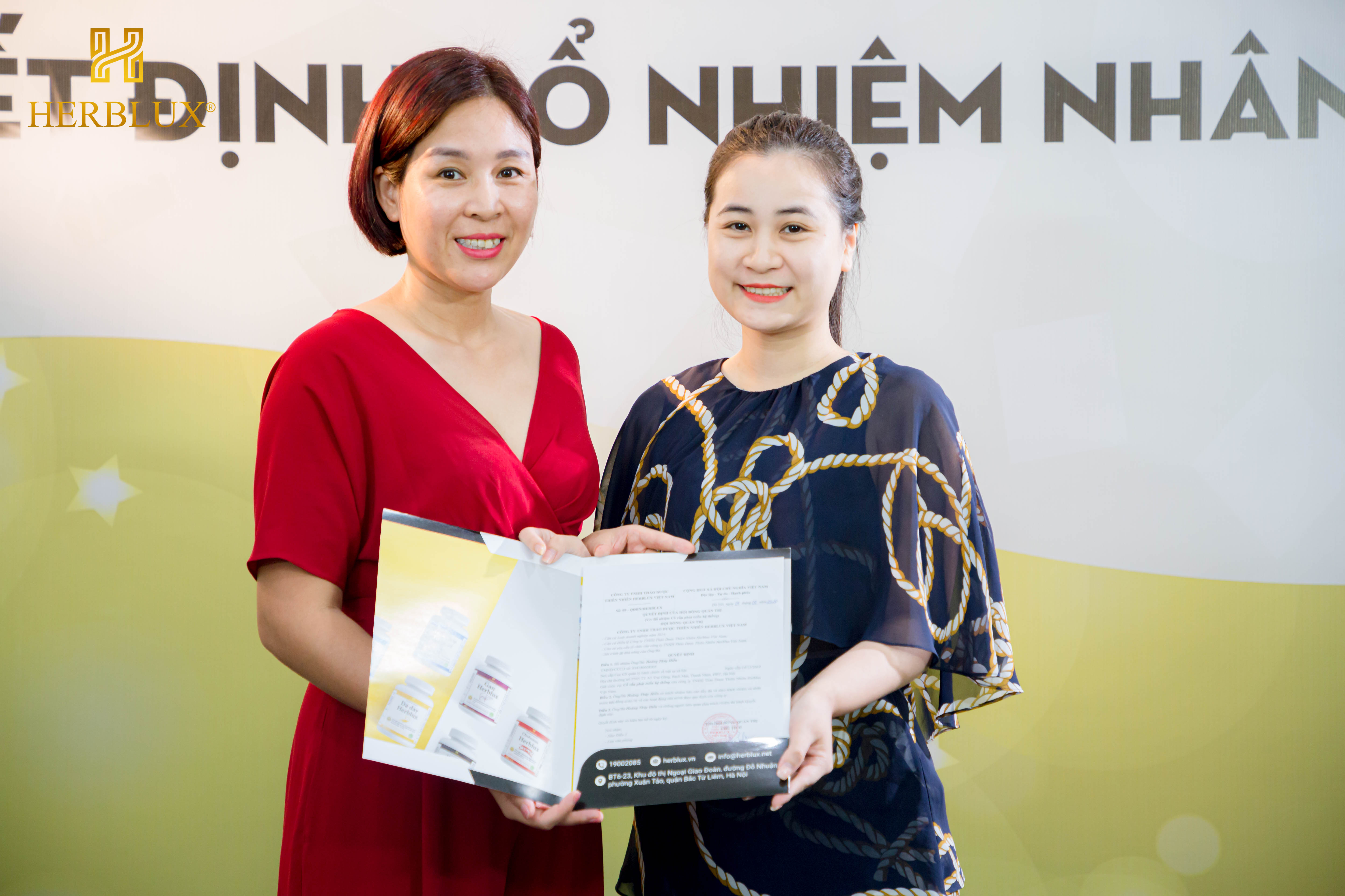 CEO Hoàng Hiền trong buổi lễ bổ nhiệm đầu tiên của thương hiệu TPBVSK Herblux. 