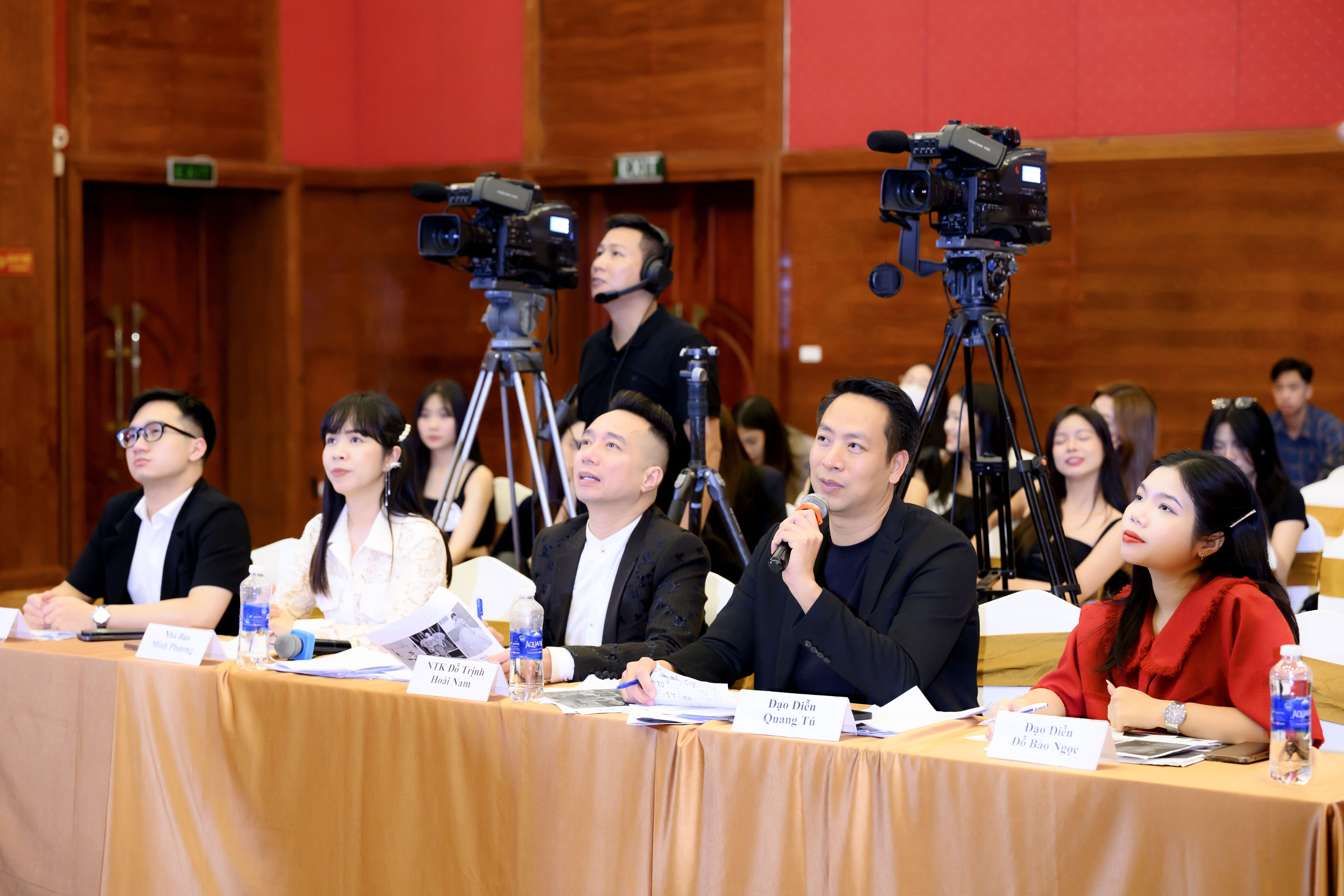 D&agrave;n gi&aacute;m khảo&nbsp;casting gồm&nbsp;NTK Đỗ Trịnh Ho&agrave;i Nam, Đạo Diễn Quang T&uacute;, Đạo Diễn Đỗ Bảo Ngọc, &ocirc;ng Saadi Salama Đại sứ Palestine,&nbsp;Trưởng đo&agrave;n ngoại giao tại Việt Nam v&agrave; Gi&aacute;m đốc truyền th&ocirc;ng dự &aacute;n b&agrave; Minh Phương.

NTK Đỗ Trịnh Ho&agrave;i Nam

Tổng đạo đạo diễn Quang T&uacute;