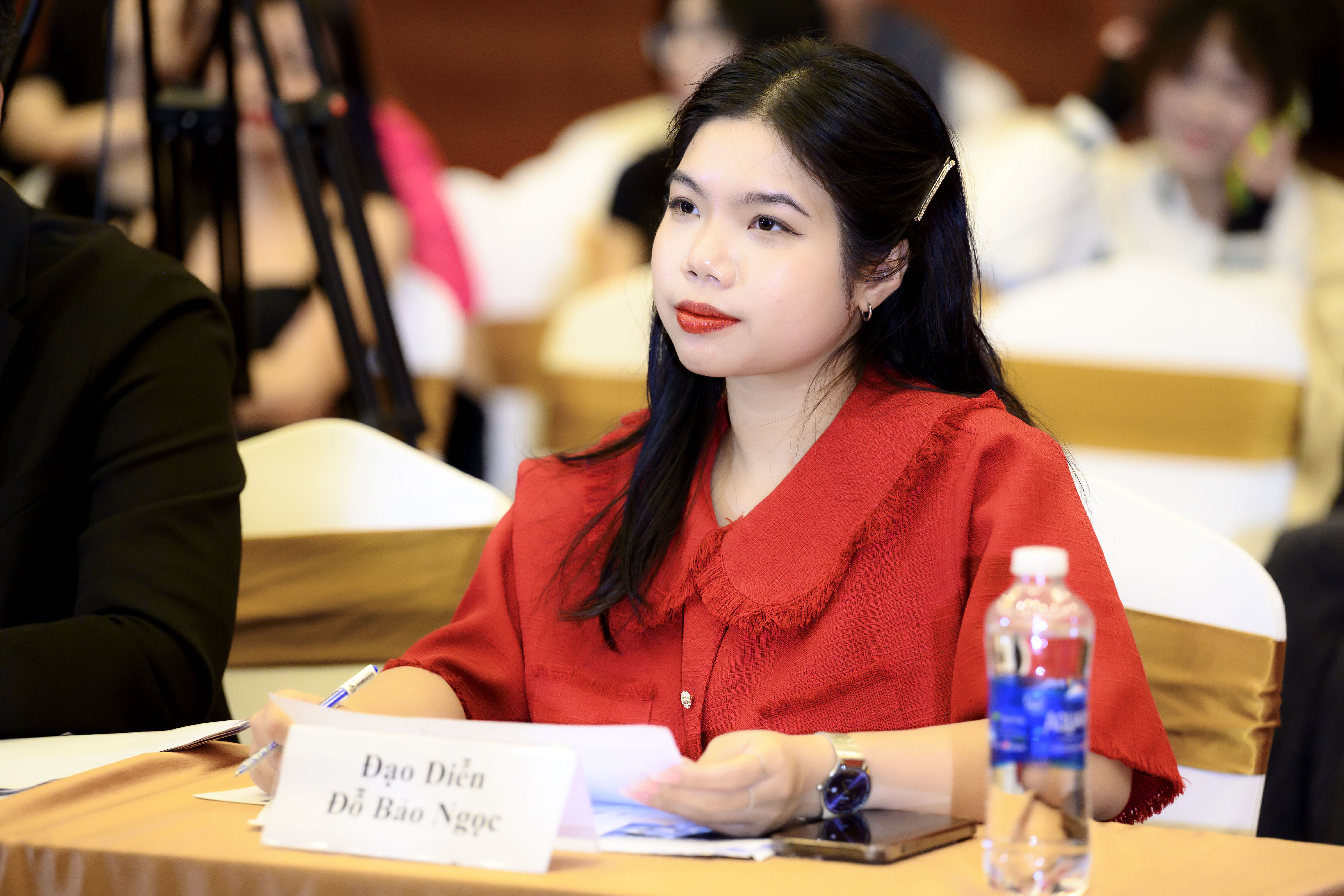 Đạo diễn Đỗ Bảo Ngọc chia sẻ: &ldquo;Chất lượng th&iacute; sinh casting khiến t&ocirc;i kh&aacute; bất ngờ khi nhận được sự quan t&acirc;m của đa dạng c&aacute;c độ tuổi, nghề nghiệp v&agrave; giới t&iacute;nh. Phần lớn th&iacute; sinh đều hiểu được phong c&aacute;ch khi biểu diễn &aacute;o d&agrave;i, b&ecirc;n cạnh đ&oacute; v&igrave; chương tr&igrave;nh kết hợp nhiều loại h&igrave;nh nghệ thuật n&ecirc;n nhiều th&iacute; sinh chủ động chuẩn bị t&agrave;i năng của m&igrave;nh. Bảo Ngọc tin rằng ch&iacute;nh sự đa dạng của th&iacute; sinh v&agrave; người mẫu n&agrave;y sẽ khiến cho chương tr&igrave;nh c&oacute; m&agrave;u sắc v&agrave; sự kh&aacute;c biệt.&rdquo;

Th&iacute; sinh tại buổi casting người mẫu &ldquo;Hương sắc &Aacute;o d&agrave;i Việt&rdquo; - chương tr&igrave;nh Thời trang &Aacute;o d&agrave;i Nghệ thuật ch&agrave;o mừng &ldquo;Tuần lễ &Aacute;o d&agrave;i Việt Nam 2024&rdquo;