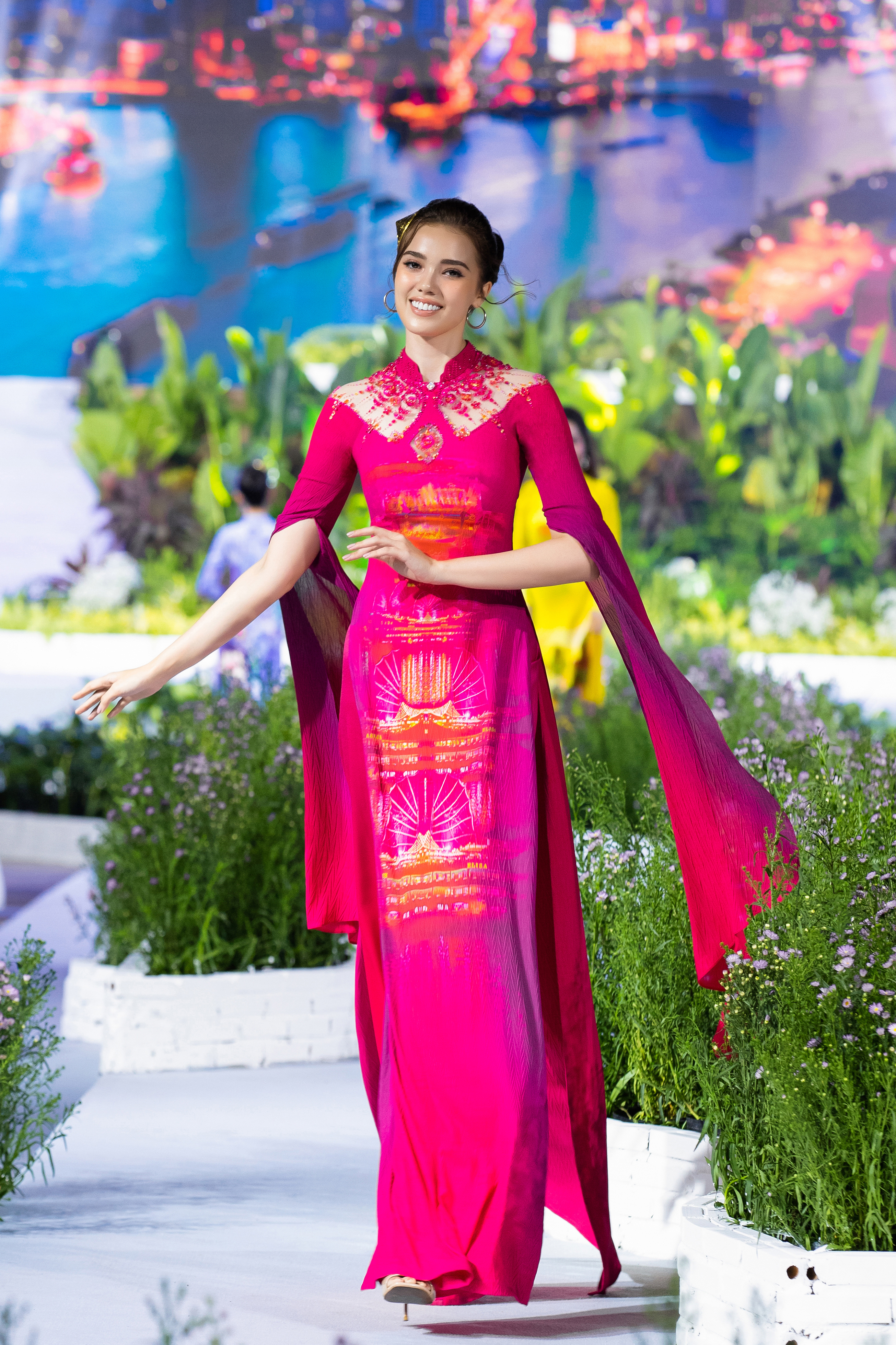 &Aacute; hậu 1 Miss Charm 2023 Annabelle Mae McDonnell xuất hiện ấn tượng trong thiết kế &aacute;o d&agrave;i Ngọc Viễn Đ&ocirc;ng m&agrave;u hồng đỏ với c&aacute;c chi tiết th&ecirc;u đ&iacute;nh thủ c&ocirc;ng tinh xảo, cầu kỳ.