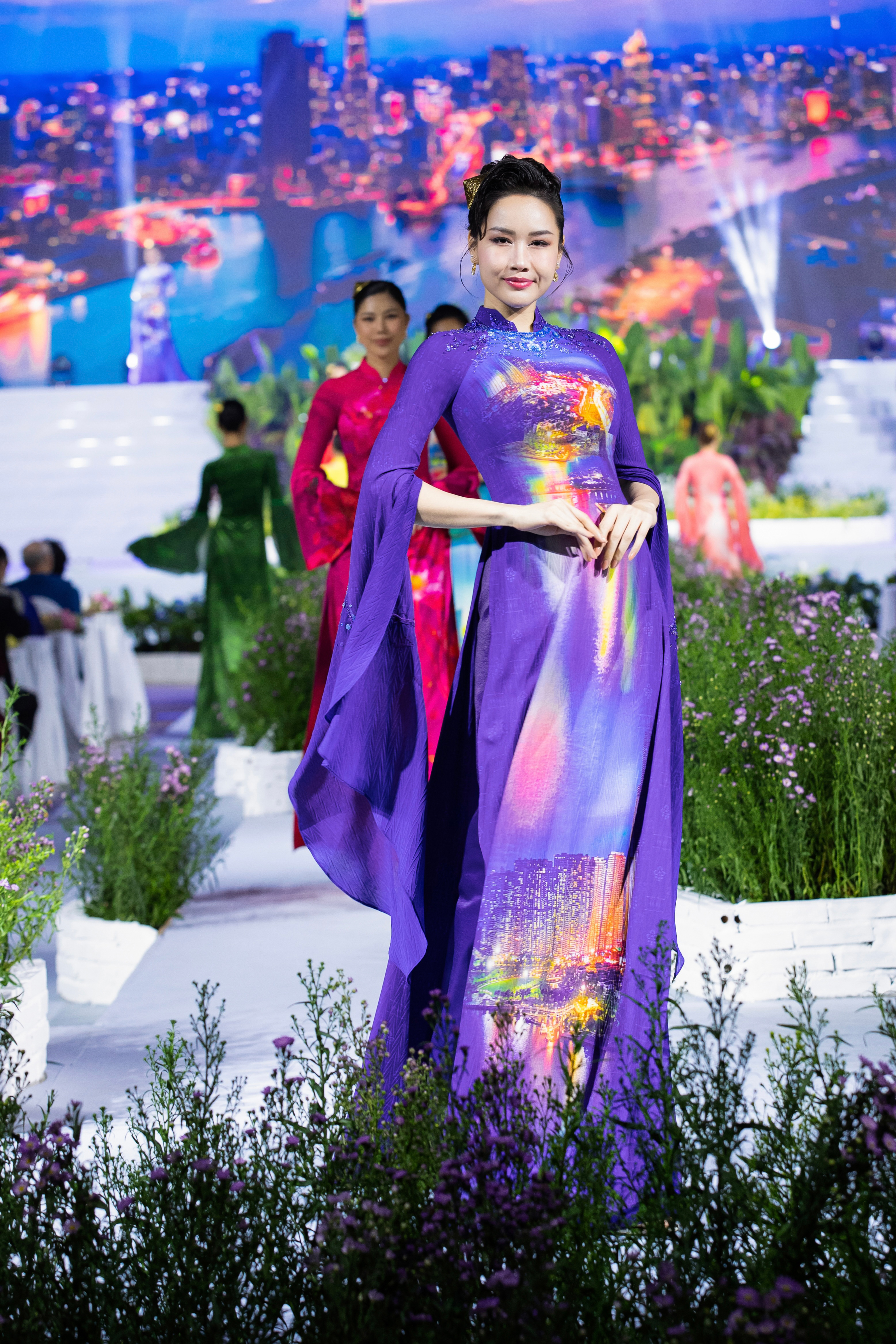 BST Ngọc Viễn Đ&ocirc;ng quảng b&aacute; h&igrave;nh ảnh lung linh, rực rỡ, đa m&agrave;u sắc tr&ecirc;n s&ocirc;ng S&agrave;i G&ograve;n của th&agrave;nh phố Hồ Ch&iacute; Minh đến với bạn b&egrave; quốc tế.