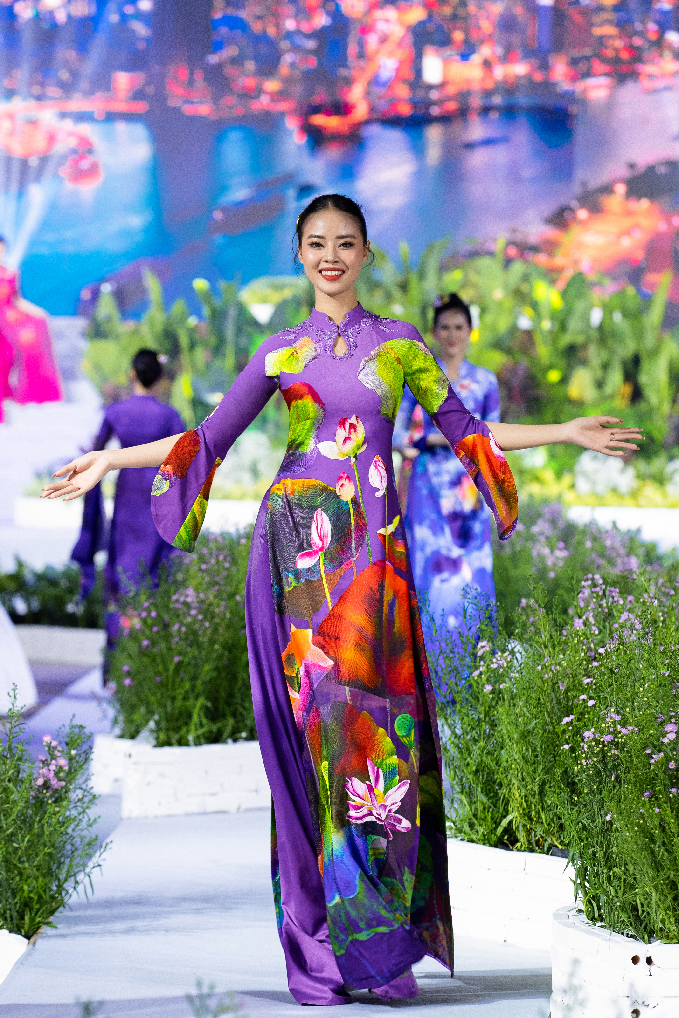 H&igrave;nh ảnh hoa sen được l&agrave;m mới với những gam m&agrave;u rực rỡ, tươi trẻ, năng động trong BST Ngọc Viễn Đ&ocirc;ng.