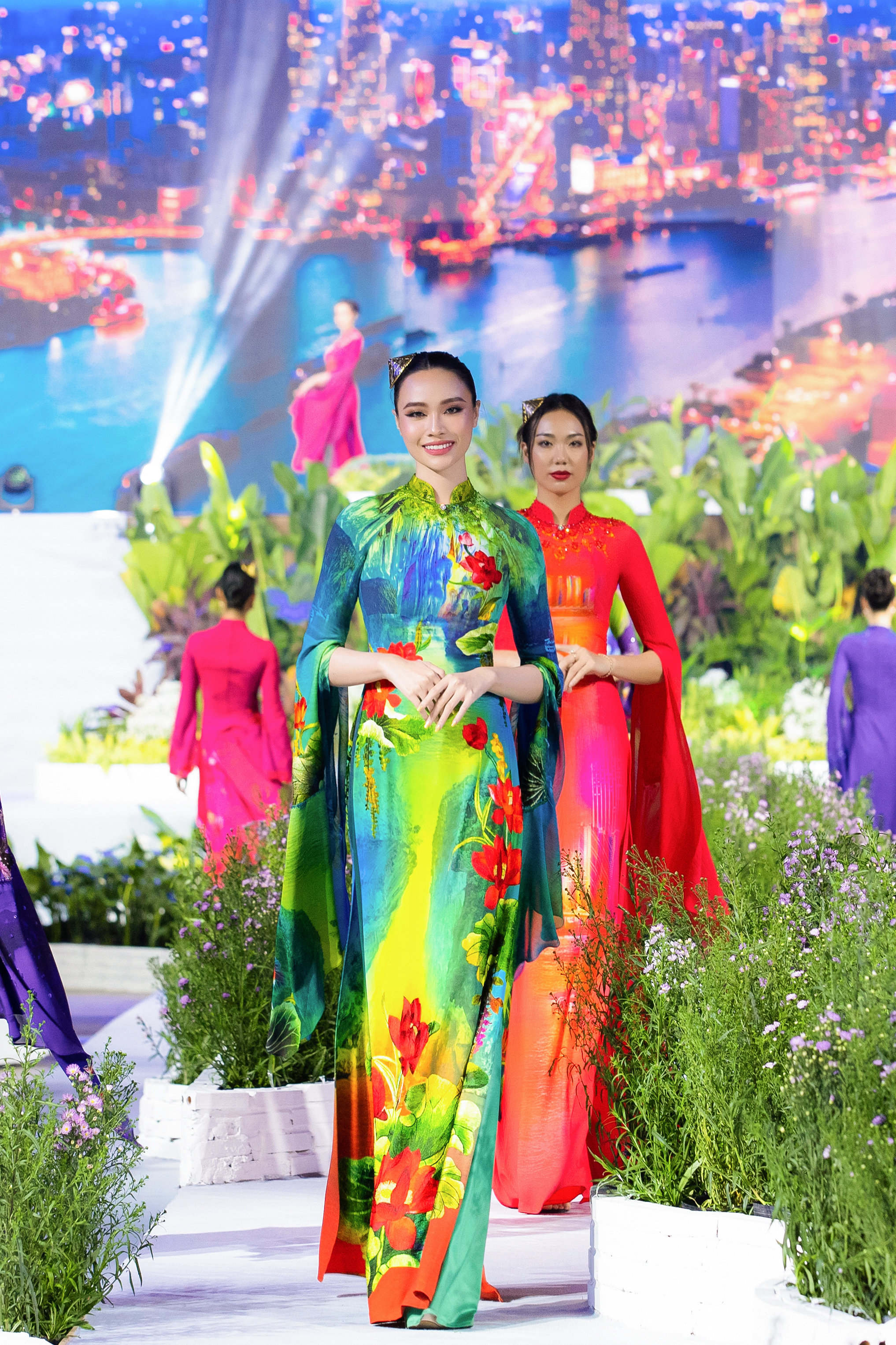 Kiểu d&aacute;ng c&aacute;ch điệu sang trọng, được &aacute;p dụng kỹ thuật th&ecirc;u đ&iacute;nh thủ c&ocirc;ng cầu kỳ từ c&aacute;c l&agrave;ng nghề truyền thống tại Thường T&iacute;n, H&agrave; Nội mang đến cho c&aacute;c thiết kế Ngọc Viễn Đ&ocirc;ng một h&igrave;nh ảnh ph&oacute;ng kho&aacute;ng, hiện đại, cởi mở.
